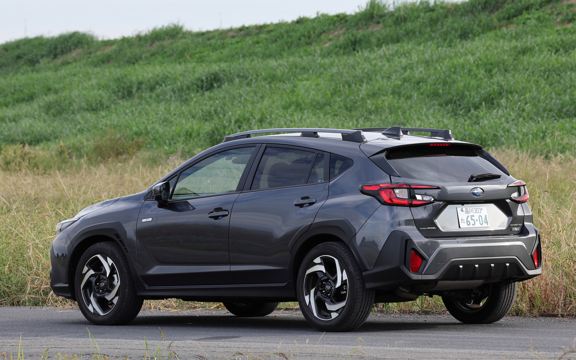 相棒のクロストレック Premium S:HEV EX。車両本体価格は435万500円で、405万3500円のベース車に、29万7000円分のメーカーオプション（グレーの本革シート、電動チルト＆スライド式サンルーフ、AC100V/1500Wのアクセサリーコンセント、ルーフレール）が装着されている仕様