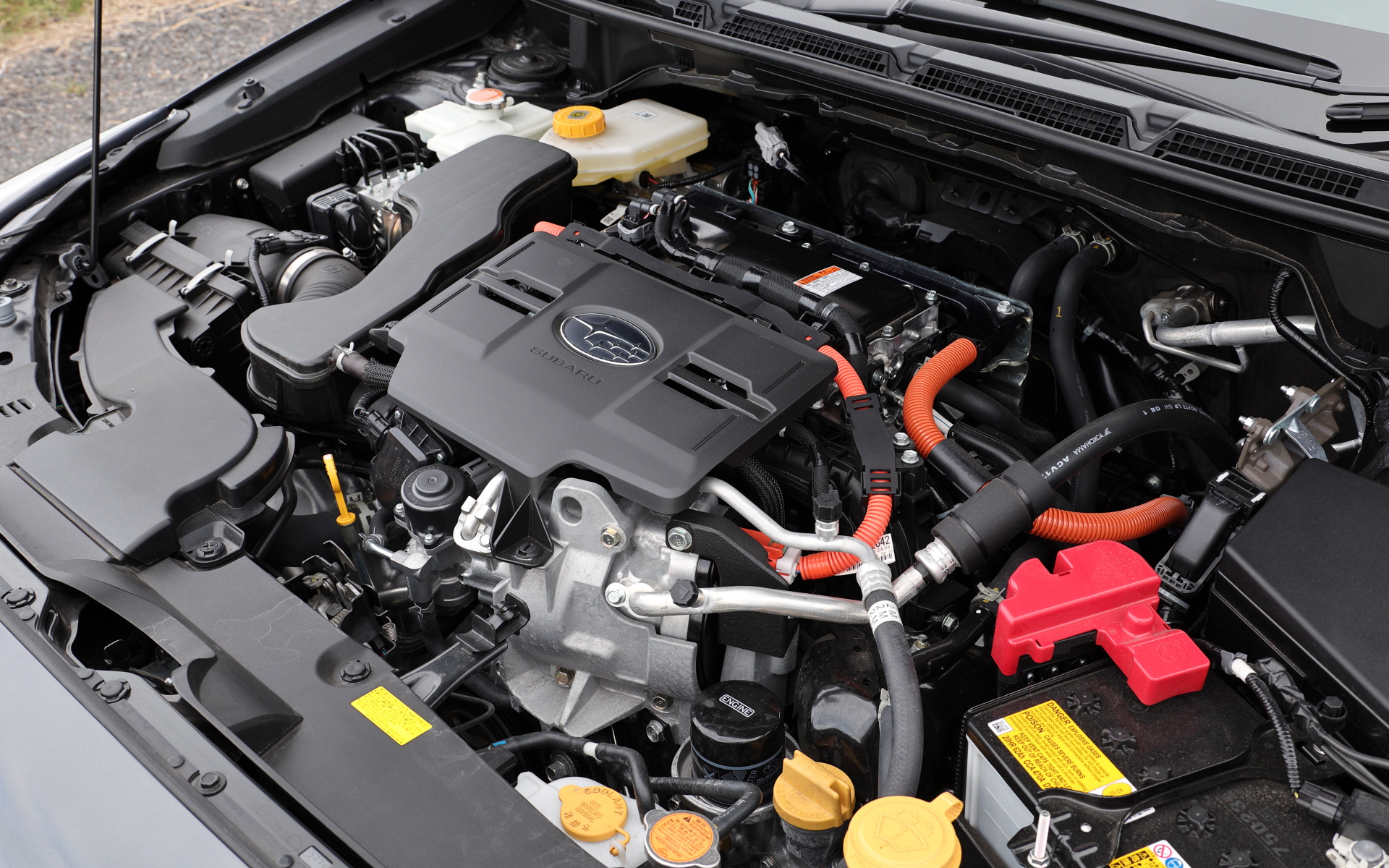 エンジンは水平対向4気筒DOHC 2.5リッター直噴「FB25」を搭載。これに、2つのモーターを組み合わせる「e-BOXER（ストロングハイブリッド）」モデルとなる