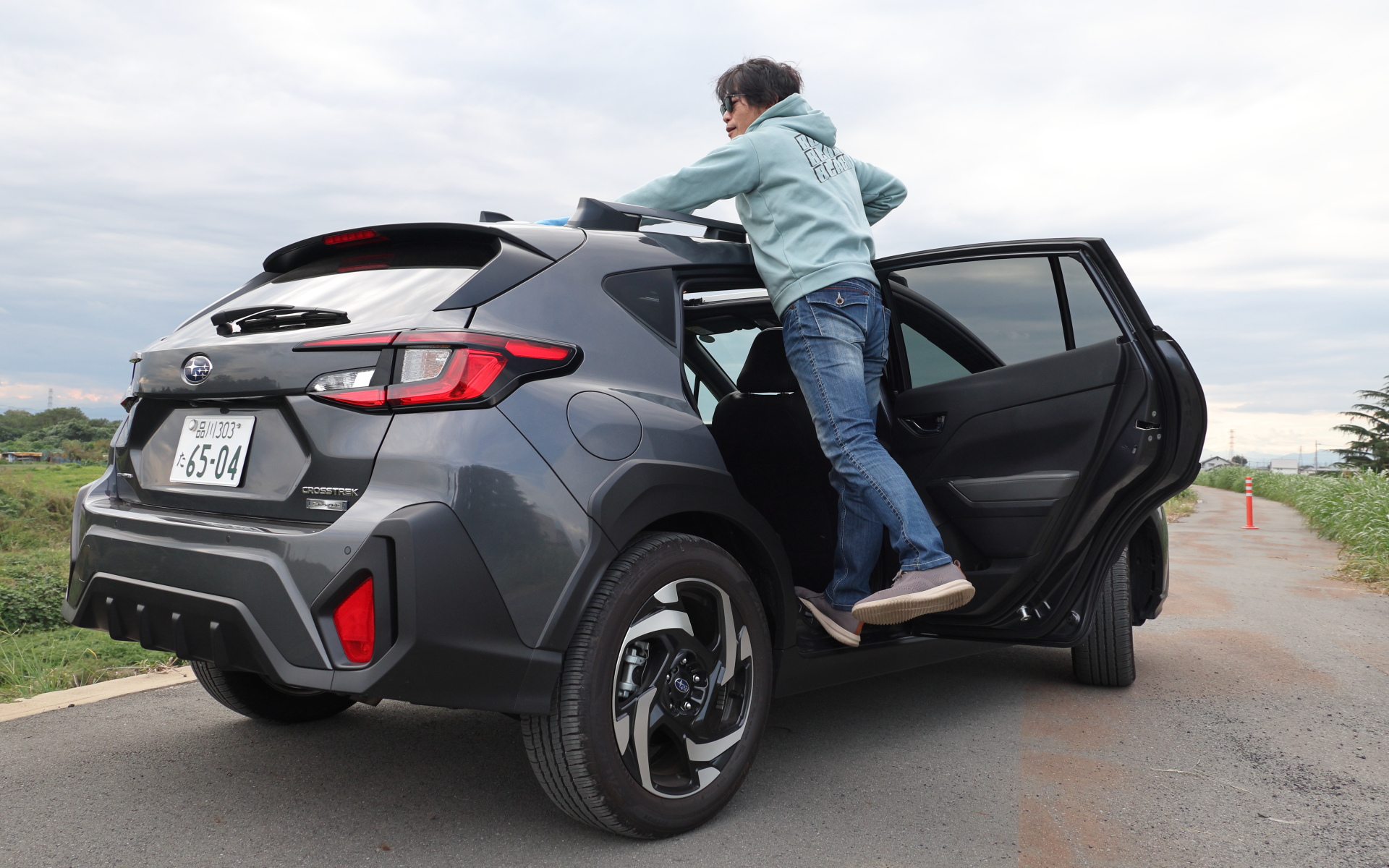 いくらずぼらでも、洗車をするときだって、もちろんある。高さのあるルーフの拭き上げをするときに、リアのステップに足を乗せられるのはとてもいいポイントだと感じた