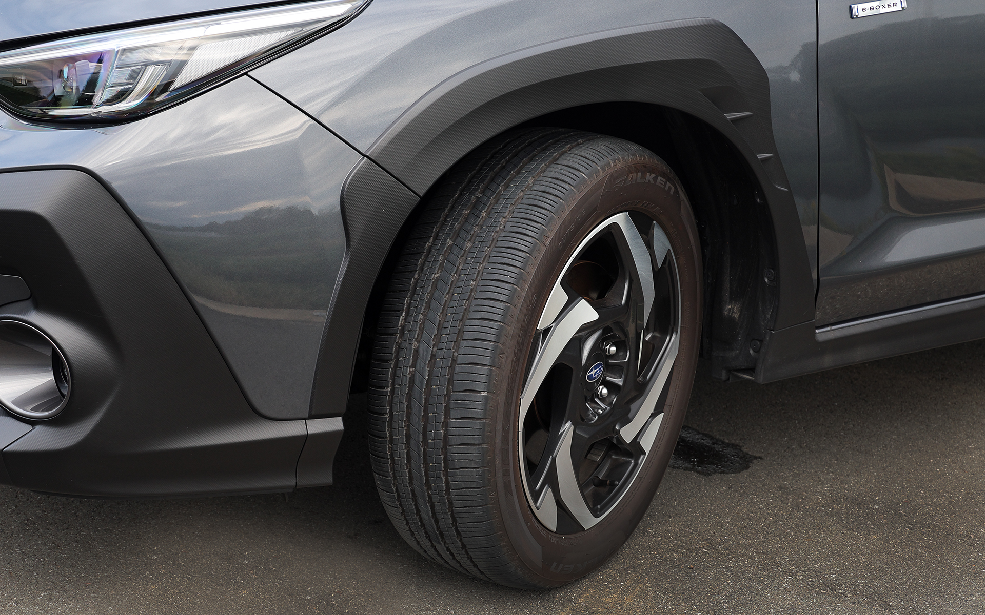 225/55R18サイズのオールシーズンタイヤ（ファルケン「ZIEX ZE 001A A/S」）を装着する