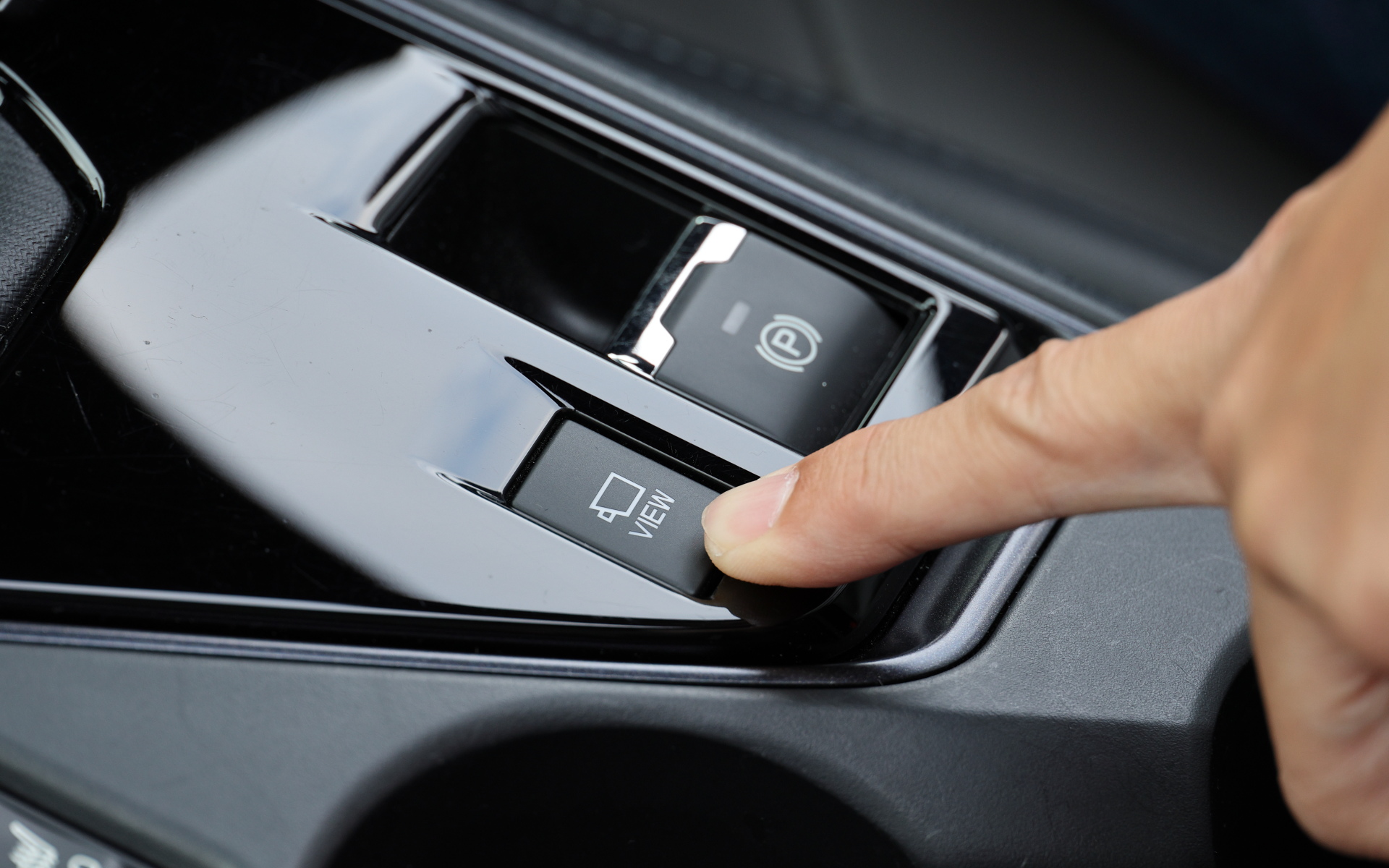 お気に入りポイントの1つに、デジタルマルチビューモニターがある。アイサイトセイフティプラスの視界拡張テクノロジーとなるのだが、フロントやサイドをカメラで見られるだけでなく、クルマを頭上から見下ろしたかのように見られるので、狭い道や駐車の際に大活躍している