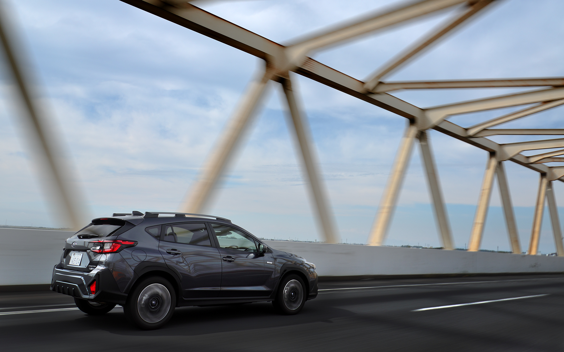 まわりを見渡しやすい高い着座位置や、広いグラスエリアなど、スバルは“そもそも事故を起こしにくいクルマ”を目指している