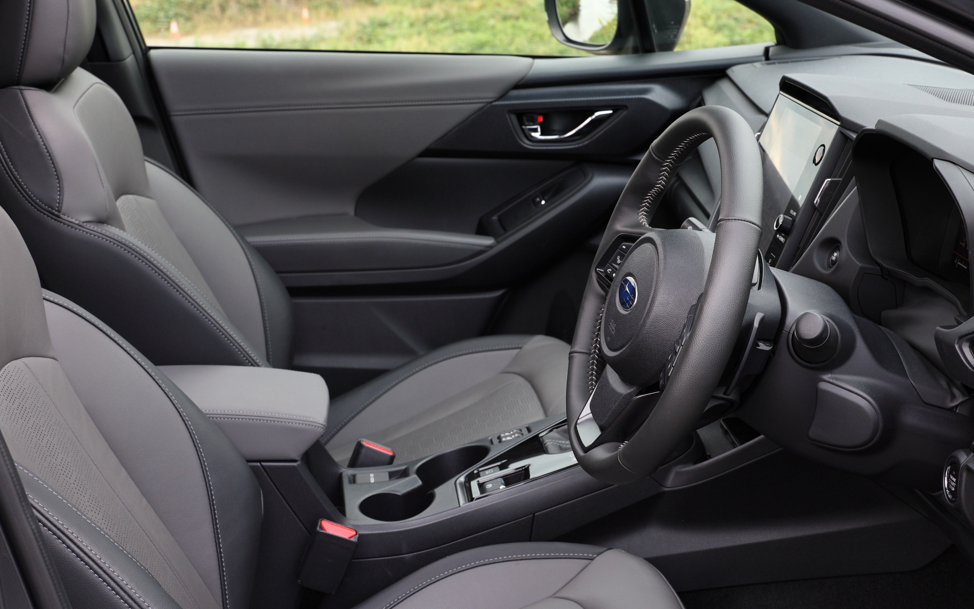 インテリアはシートやドアまわりにグレーが取り入れられているものの、全体的に真っ黒な印象……。引き締まったスポーティなイメージにはなるが、華やかさや明るさはない