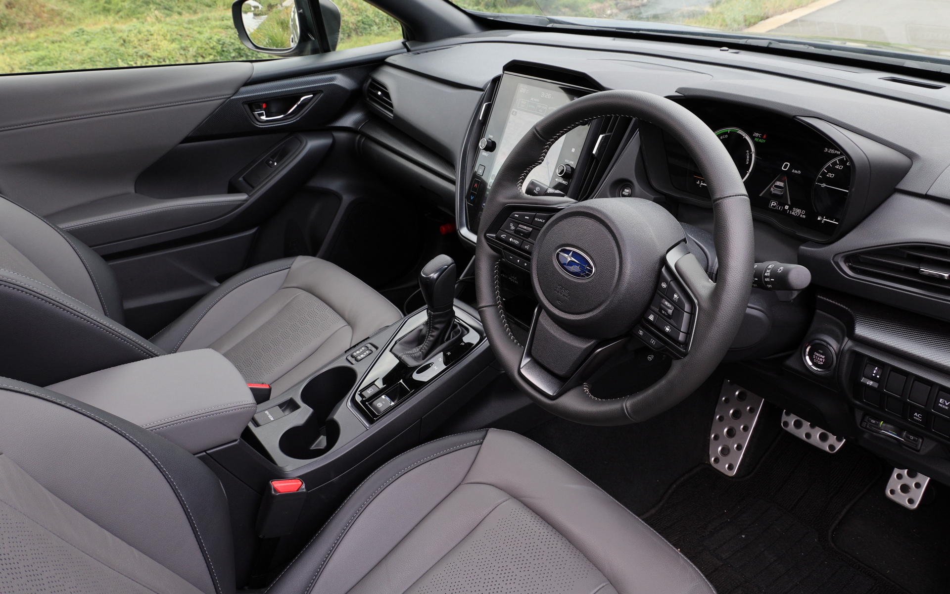 明るいオレンジやエナジーグリーンのような差し色をステッチに取り入れたり、パネルの色を明るい色に変えたりするだけで、華やかでポップな印象になるはず。テカテカのピアノブラックは最初はかっこいいものの、使っているうちにほこりや指紋、キズが目立ってきてしまうのが残念。最近、スバルに限らず多用されているように思うが、各社とも一考してもらえたらと願う