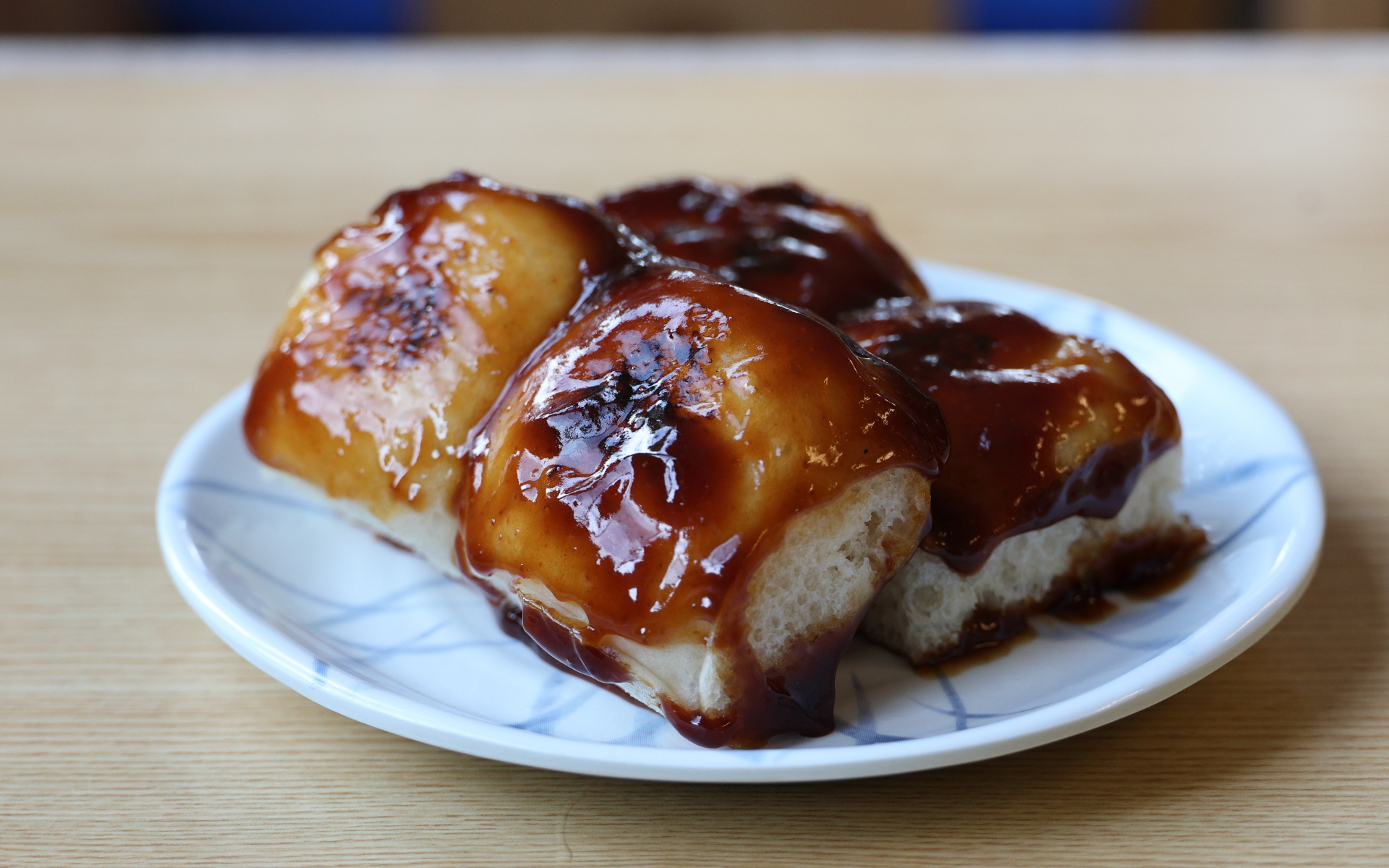 出てきた焼きそばは想像していたより黒い！　麺はもちもちで食べごたえがあっておいしかったし、ソースはなんだか懐かしい味で“これこれ！”という感じだった。焼きそばと一緒にこちらも名物だという焼きまんじゅうを注文。ふんわりもちもちした食感と甘辛い餡がおいしかった