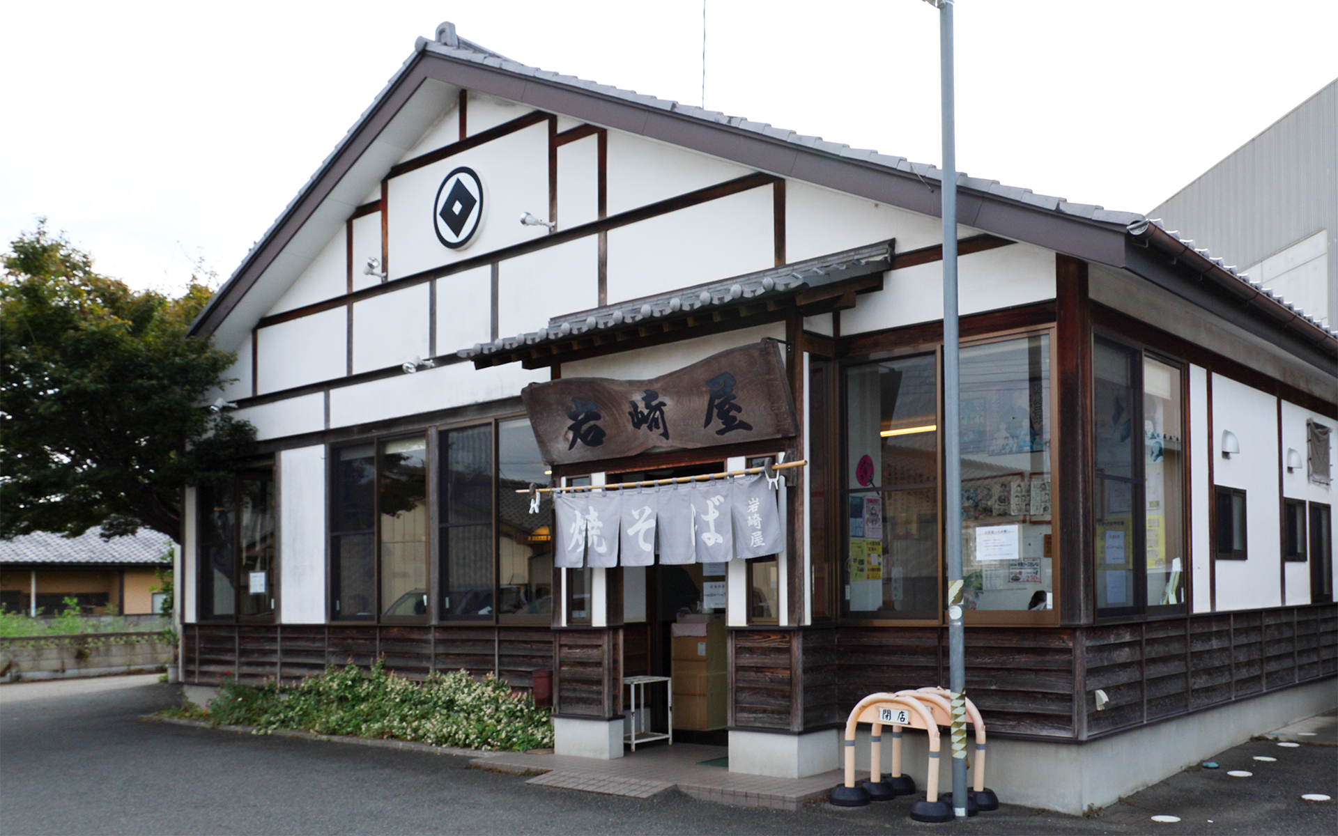 創業は昭和32年という焼きそば・焼きまんじゅうのお店「岩崎屋」。住所は群馬県太田市寺井町697‐8。定休日は毎週火曜日で、営業時間は11時～17時。20台分の駐車場を完備しているので、太田へ行った際は立ち寄ってみては