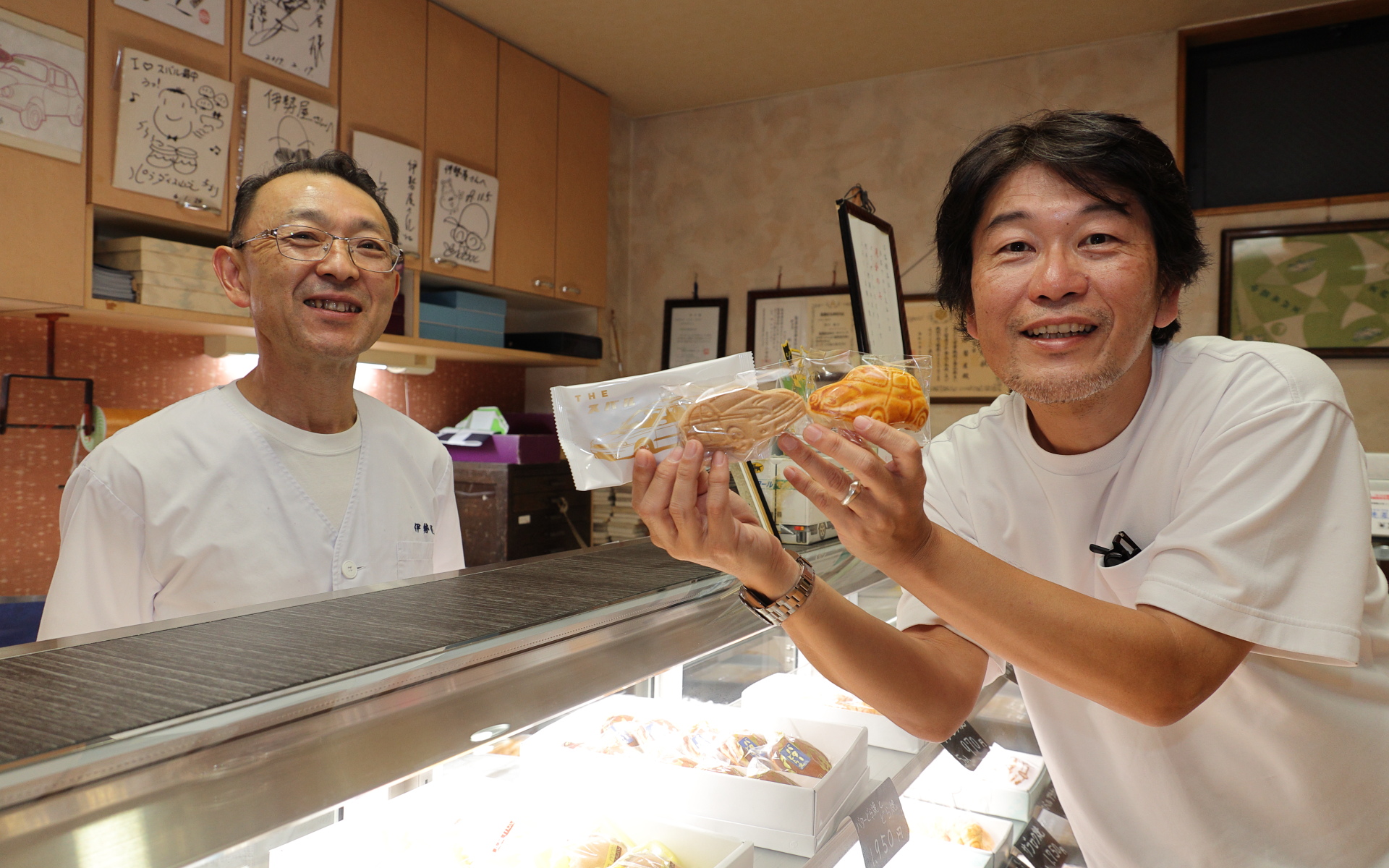 太田市スバル町1丁目にある、スバル群馬製作所本工場の目の前にある和菓子屋「伊勢屋」にも立ち寄り。スバル最中やサブロク焼き、THE スバルといったスバルに縁のある和菓子が購入できる。気さくな店主の方からは車種の由来などがうかがえる……かも？　伊勢屋も店舗から1軒挟んだ隣に駐車場が設けられており、スペースには目印の看板が立っている。駐車の際には間違えないよう必ず確認を