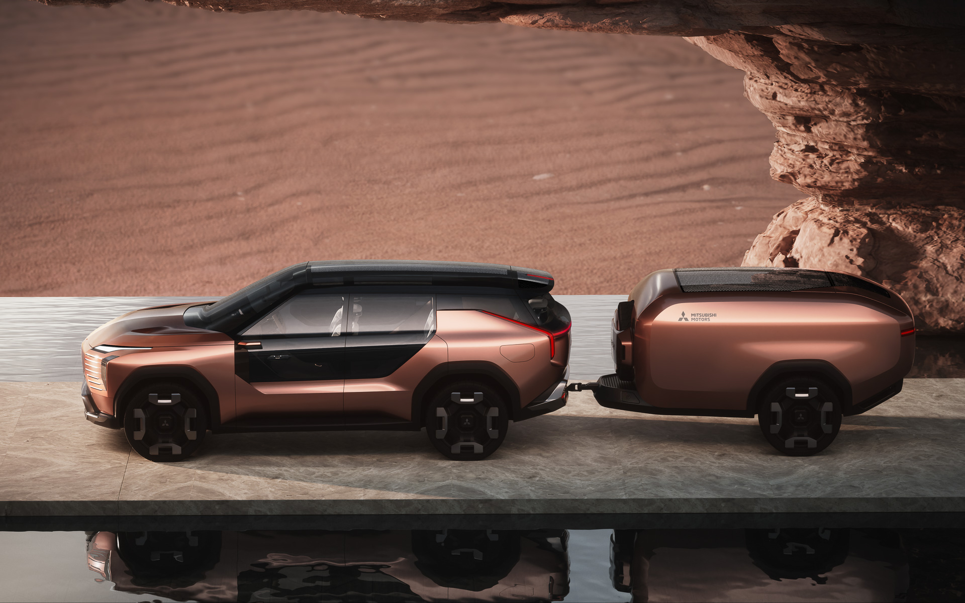 PHEVシステムを搭載する「MITSUBISHI ELEVANCE Concept」。高効率ガソリンエンジンと大容量の駆動用バッテリを採用したPHEVシステムとともに、フロントには操縦安定性を高めるインホイールモーター、リアには高い駆動力を誇るデュアルモーターAYC（Active Yaw Control）を搭載するクアッドモーター4WD式の独自の四輪制御技術「S-AWC」を採用。サスペンションは車高調整機能を有し、車体の姿勢安定化に貢献する