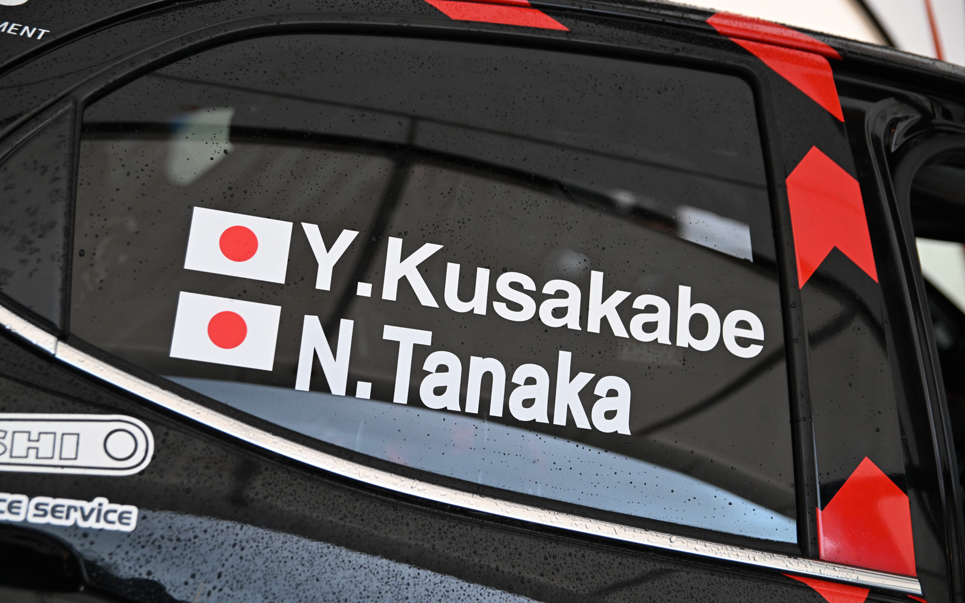 コ・ドライバーの田中直哉選手（左）とドライバーの日下部選手（右）