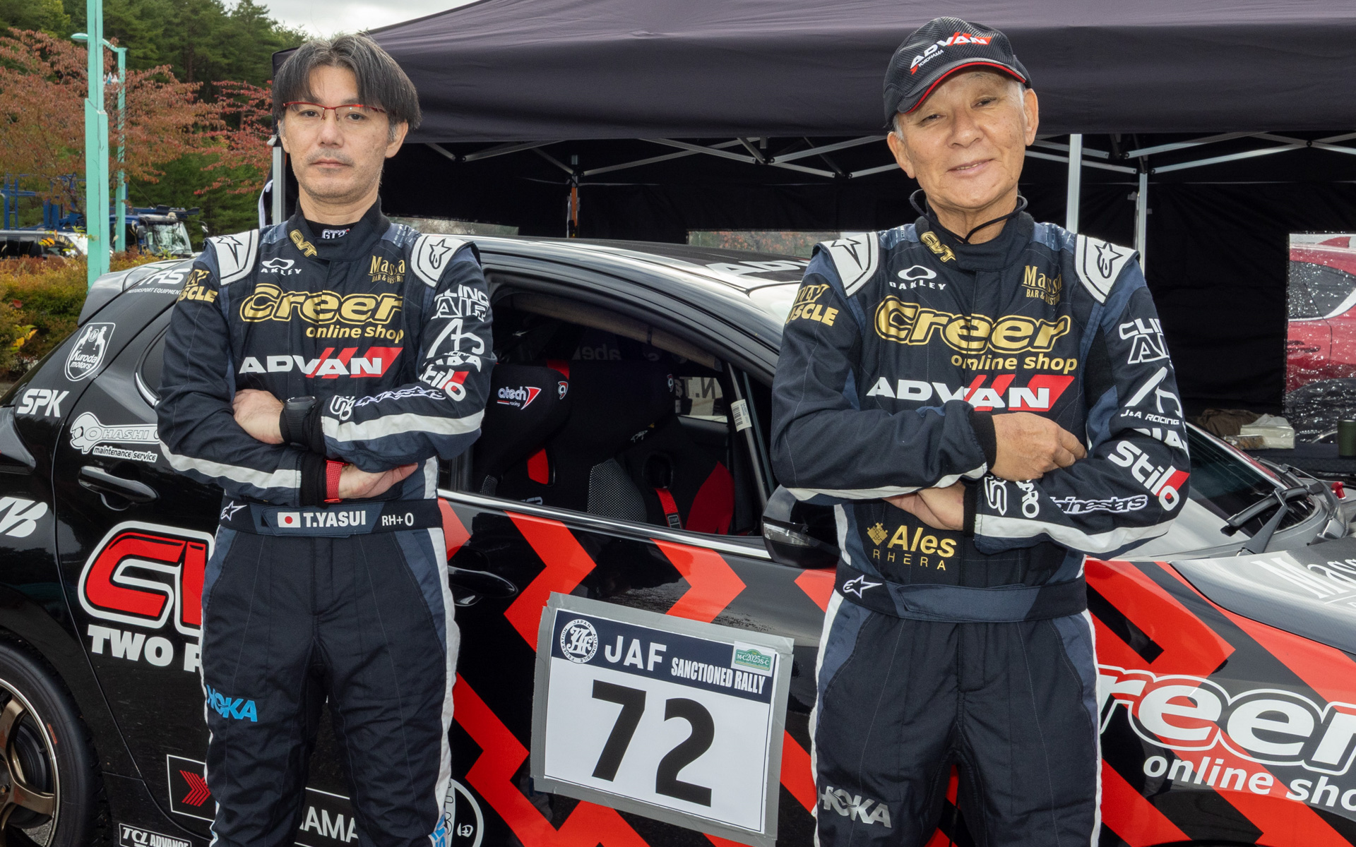 コ・ドライバーの田中直哉選手（左）とドライバーの日下部選手（右）