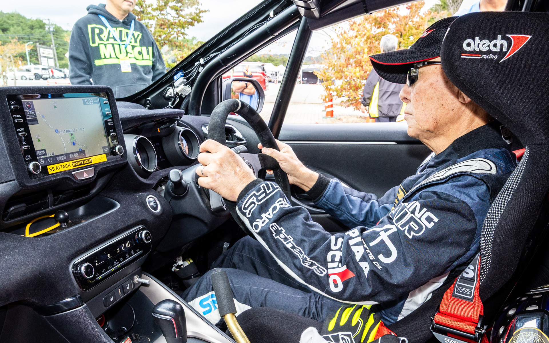 ラリー競技に36年ぶりに復帰した日下部選手が8月の「丹後半島ラリー2025（地方戦）」に続いて、全日本ラリー選手権最終戦に出場