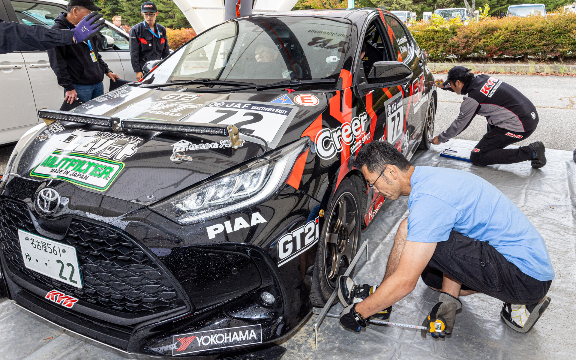 日下部選手のマシンを整備するメカニックたち