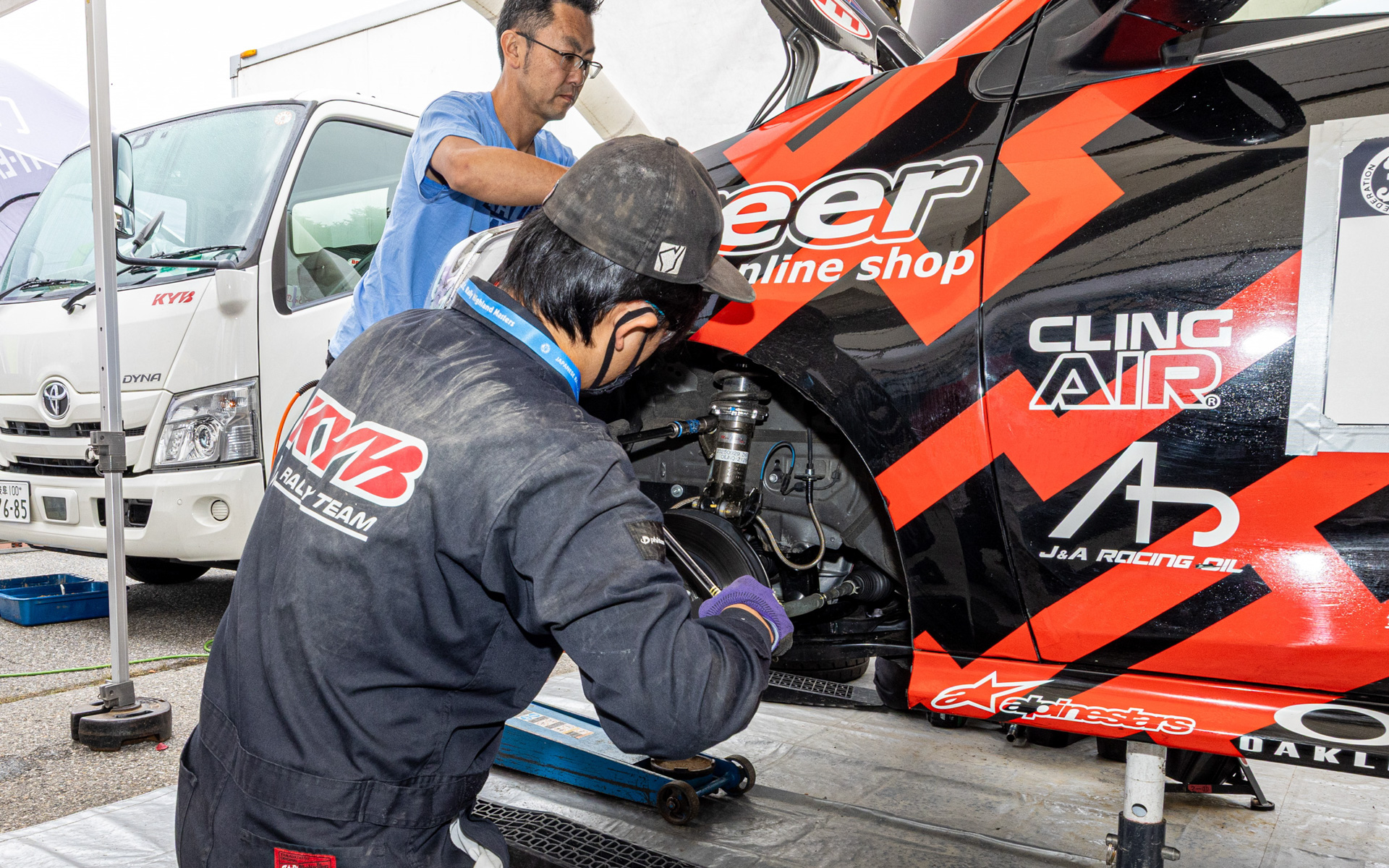 日下部選手のマシンを整備するメカニックたち