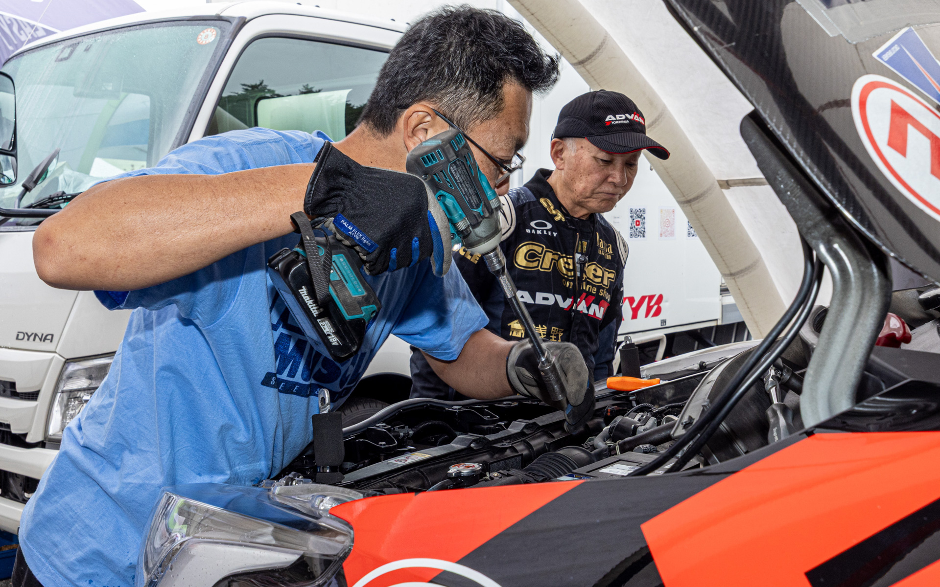 日下部選手のマシンを整備するメカニックたち