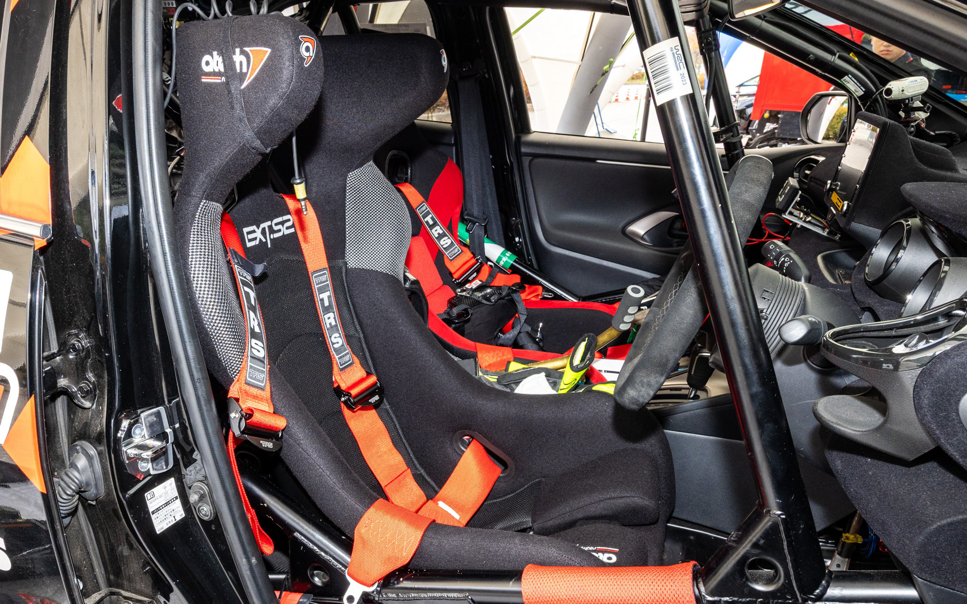 日下部選手のマシンを整備するメカニックたち