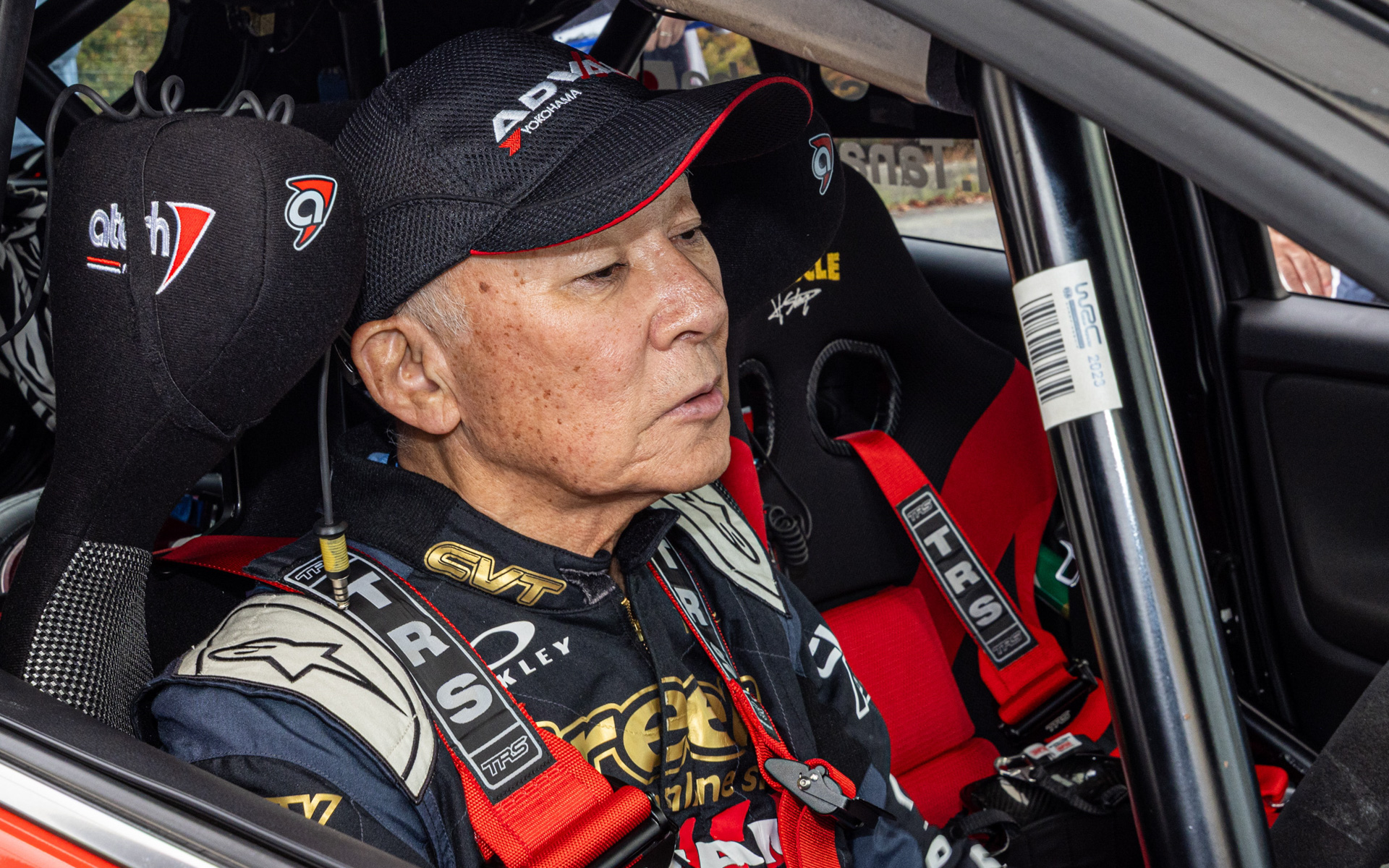 日下部選手のマシンを整備するメカニックたち