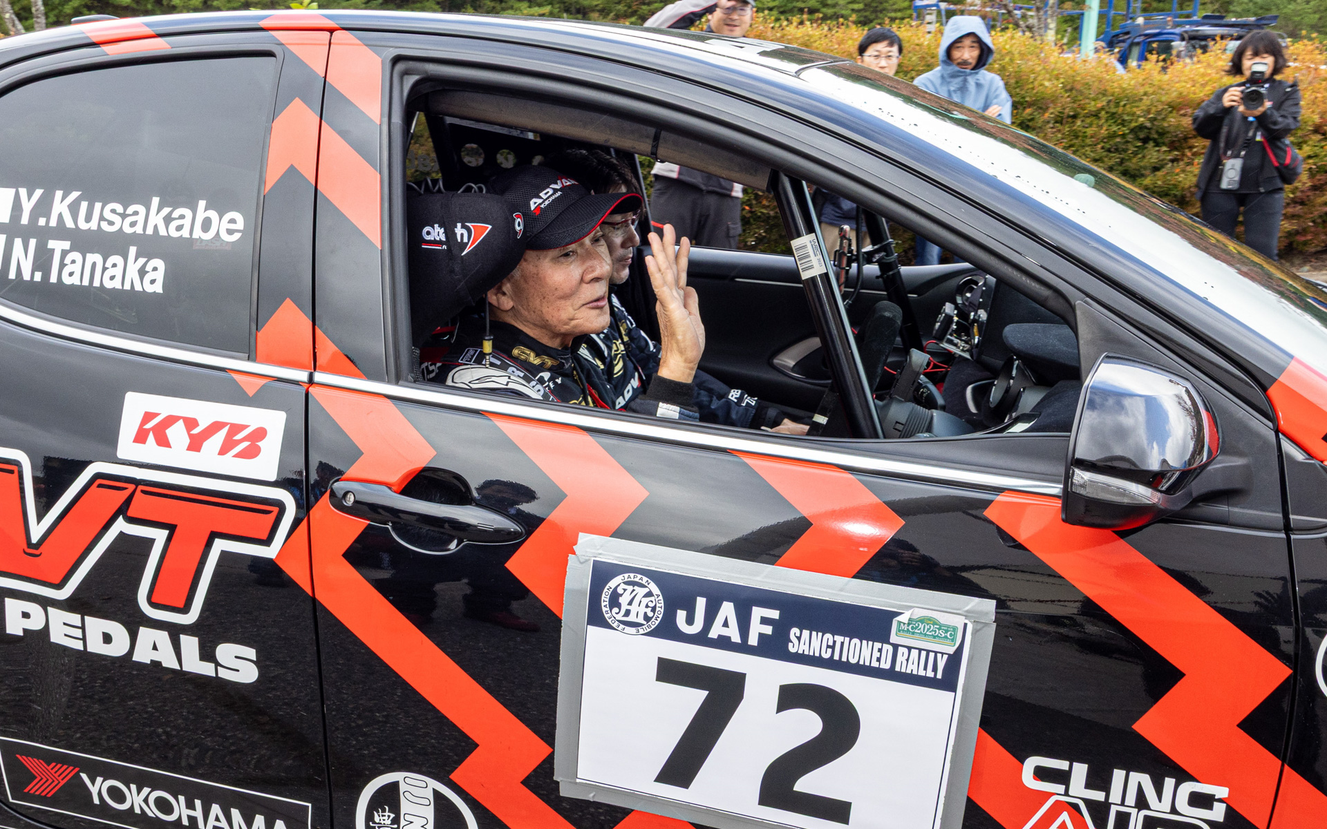 日下部選手のマシンを整備するメカニックたち