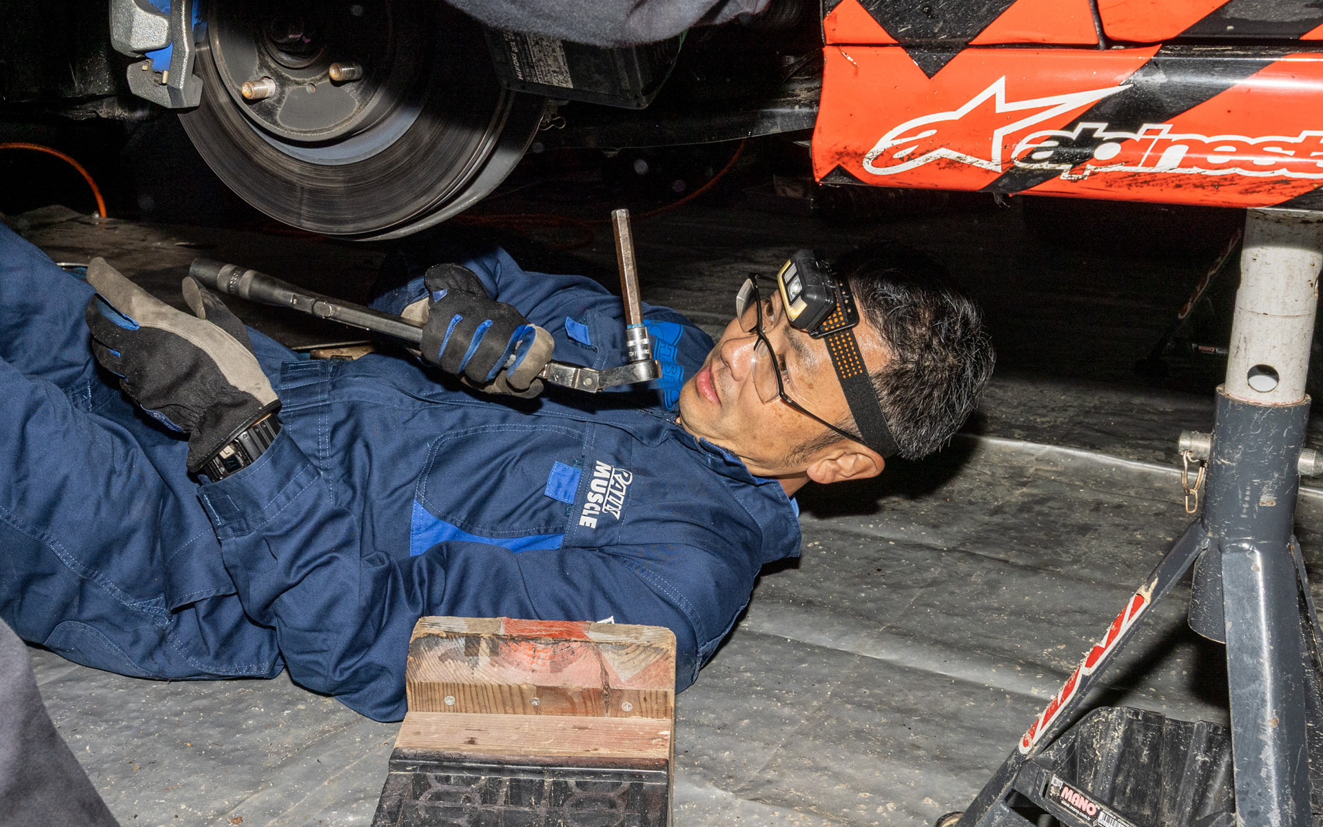 日下部選手のマシンを整備するメカニックたち
