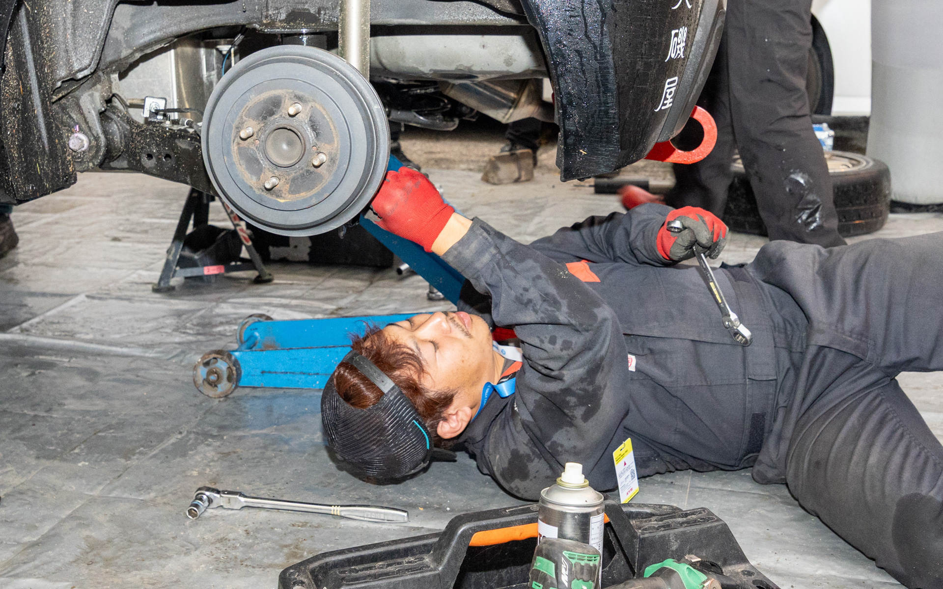 日下部選手のマシンを整備するメカニックたち