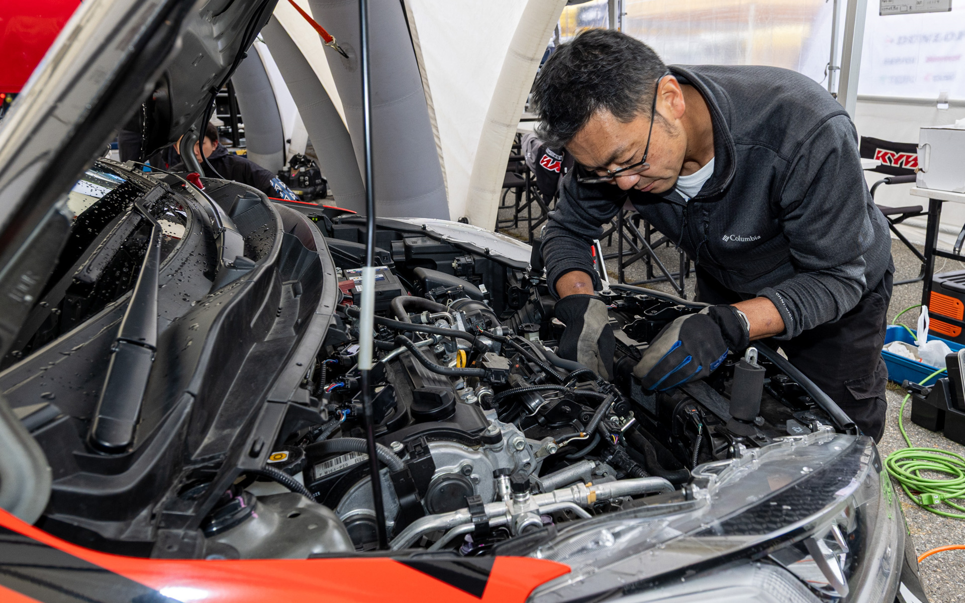 日下部選手のマシンを整備するメカニックたち