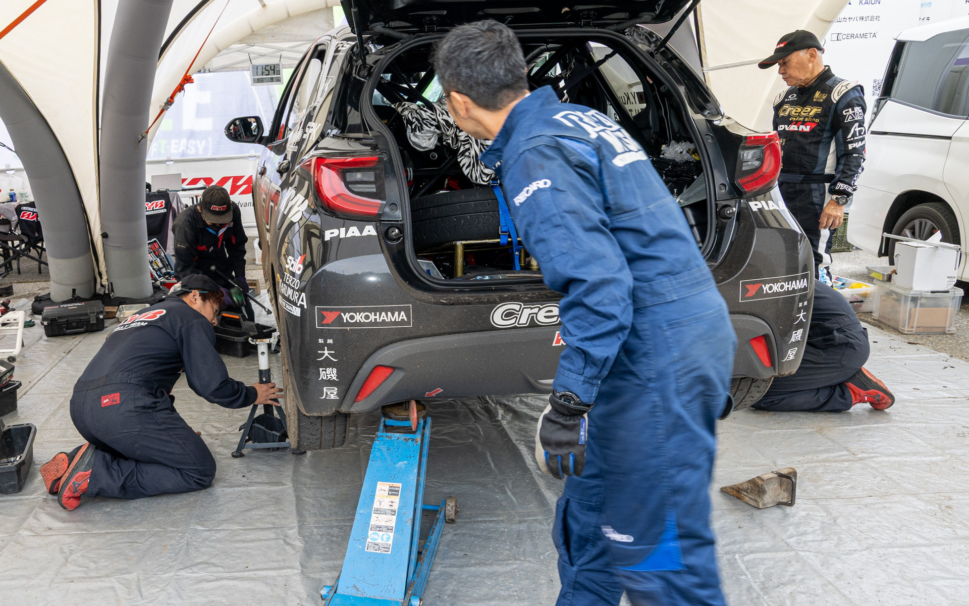 日下部選手のマシンを整備するメカニックたち