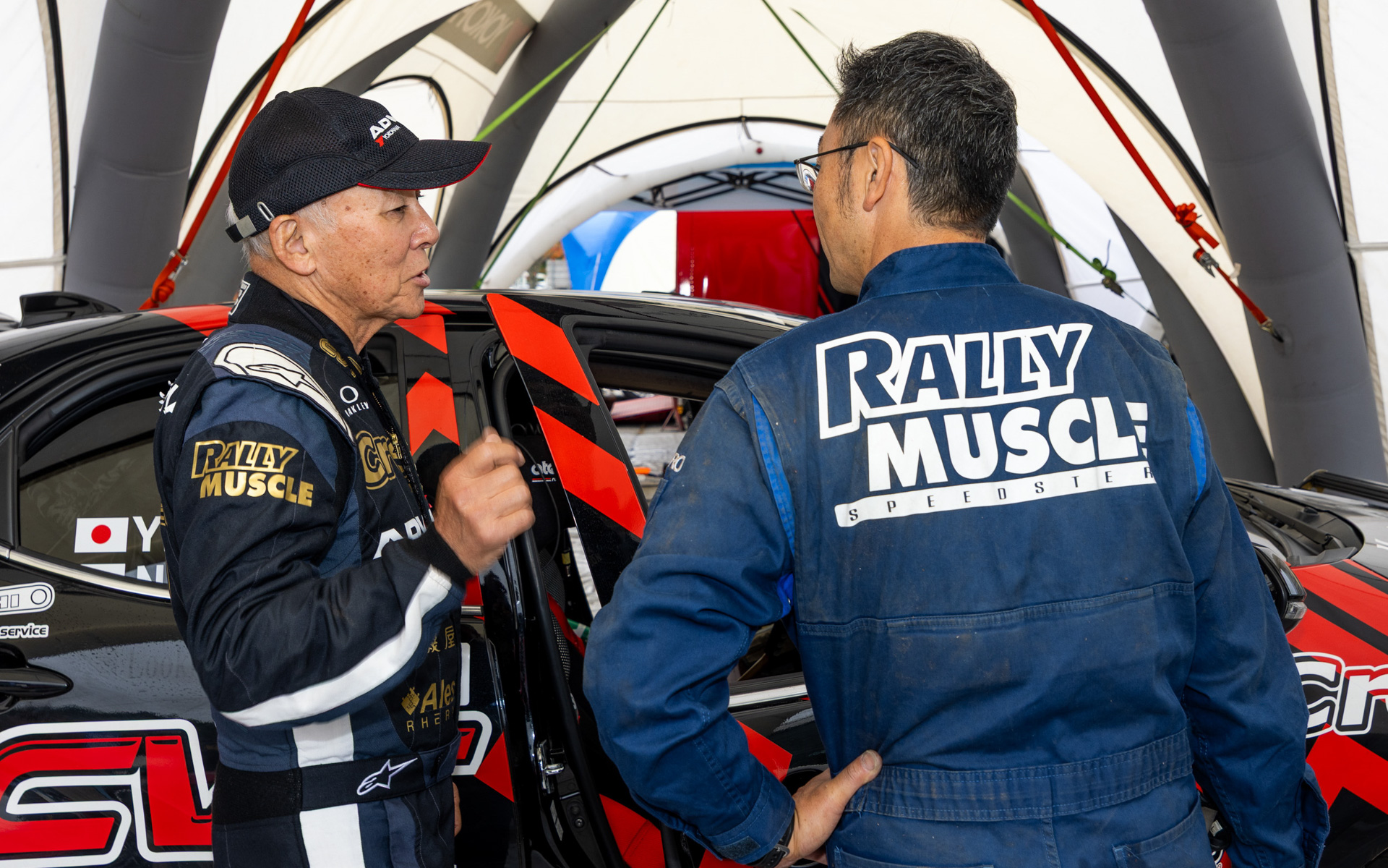 日下部選手のマシンを整備するメカニックたち
