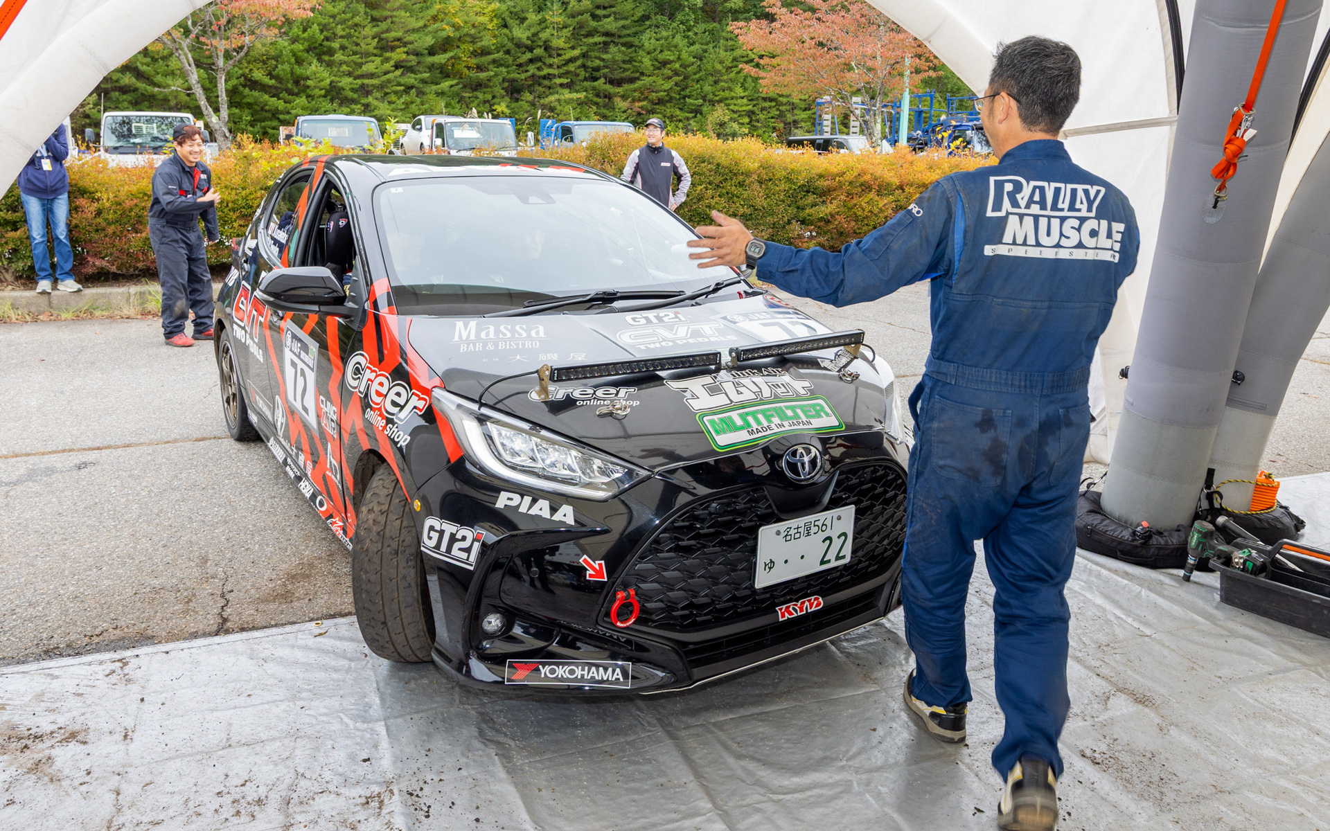日下部選手のマシンを整備するメカニックたち