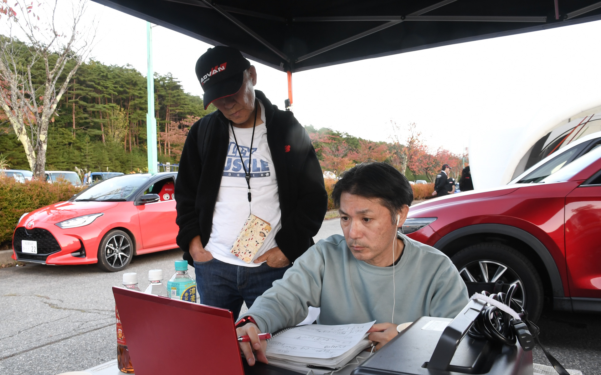 日下部選手のマシンを整備するメカニックたち