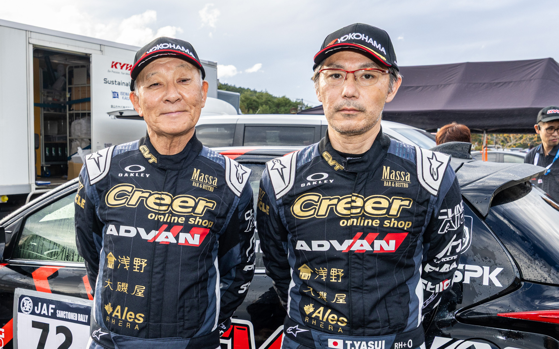 ドライバーの日下部選手（左）とコ・ドライバーの田中直哉選手（右）