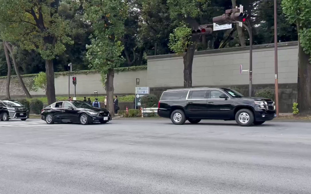 大統領車列の1台。後方に日産車やトヨタ車が続くが、これらは警備の警察車両と思われる