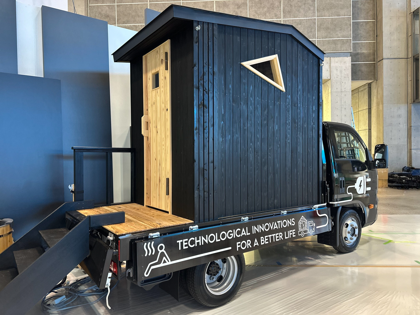 BYDのバッテリEVトラック「T35」をベースにしたサウナトレーラー