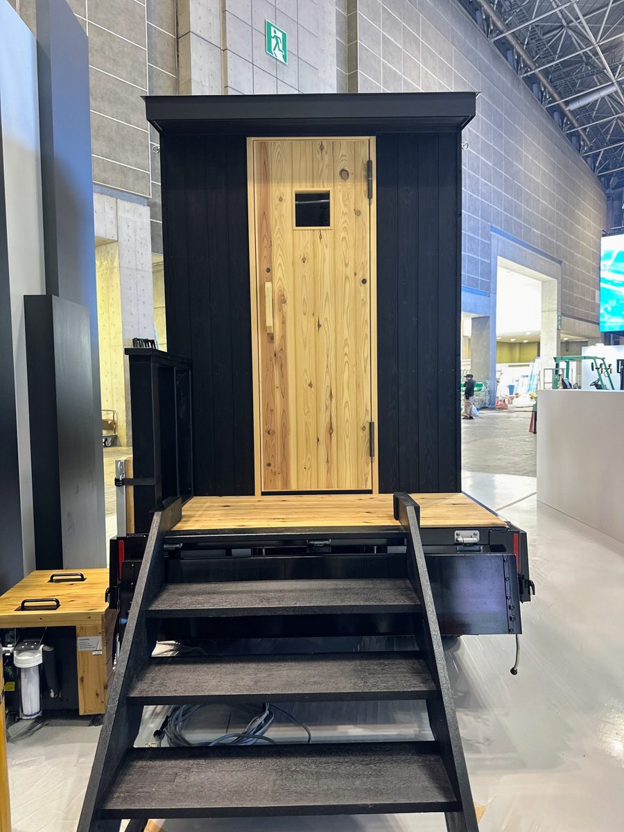 トラックの荷台にサウナルームを設置している