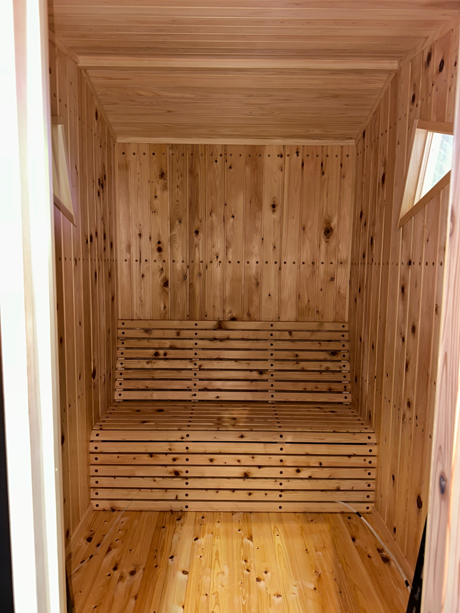 トラックの荷台にサウナルームを設置している