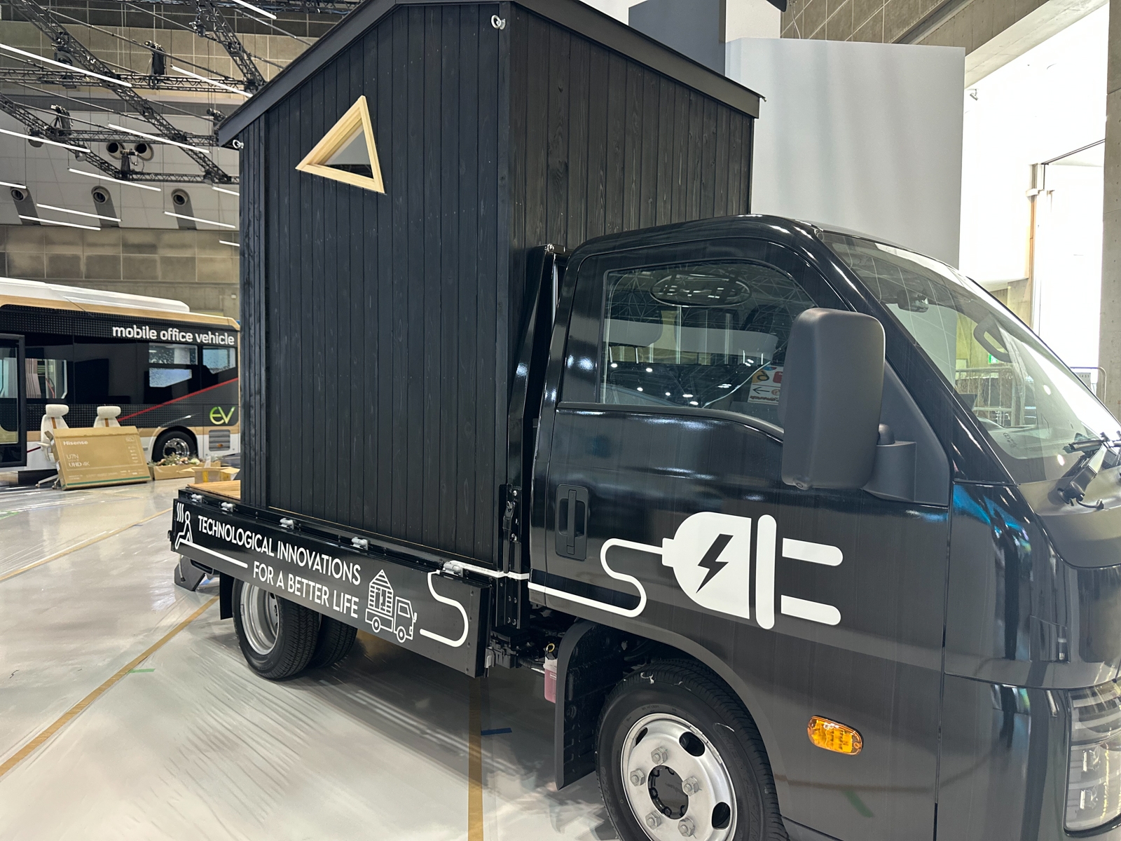 BYDのバッテリEVトラック「T35」をベースにしたサウナトレーラー