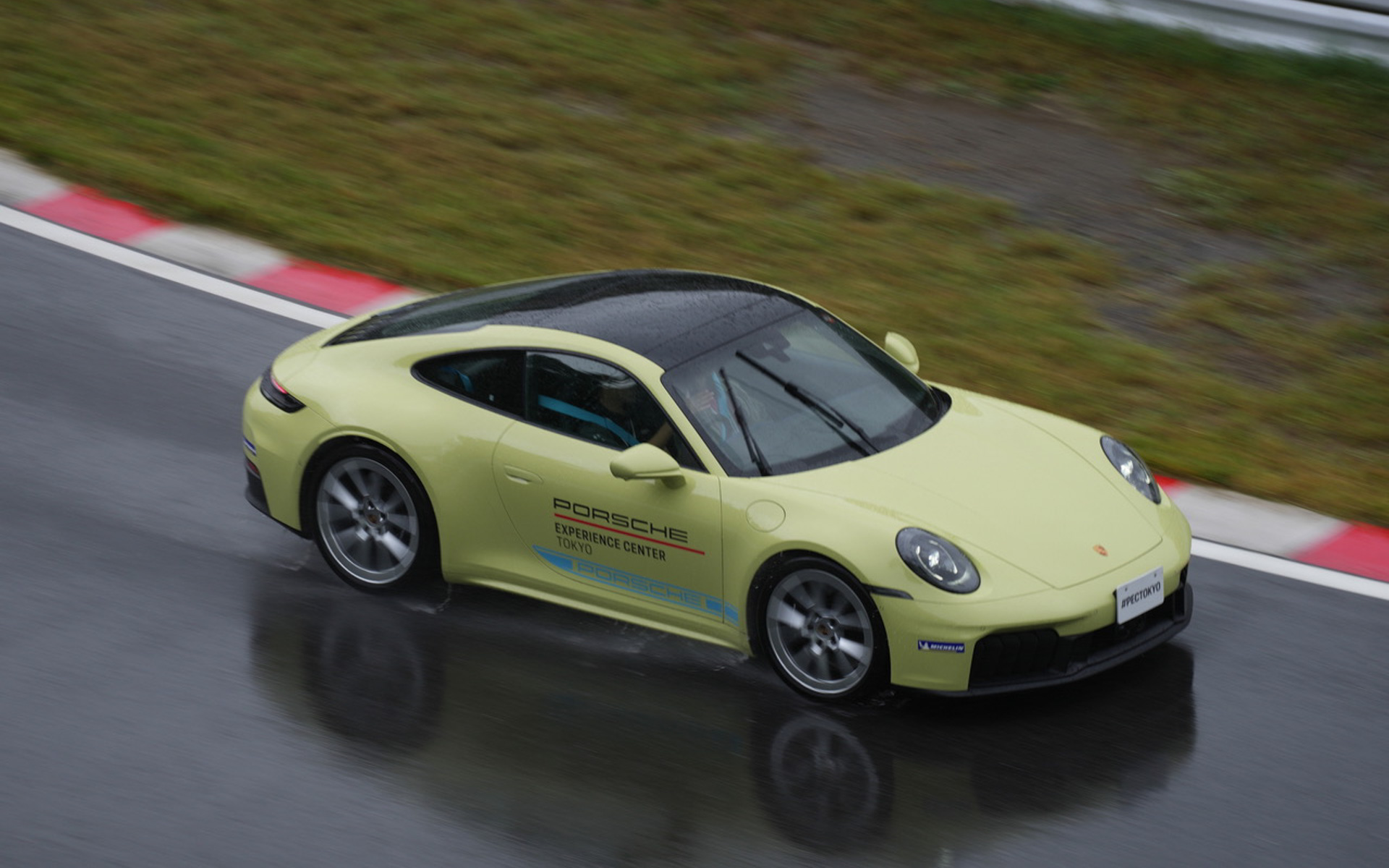 コースが川のようなヘビーウェットなのがよくわかる写真ですよね〜。でも、そんな状態でもまったく不安なく走りが楽しめるってすごい！