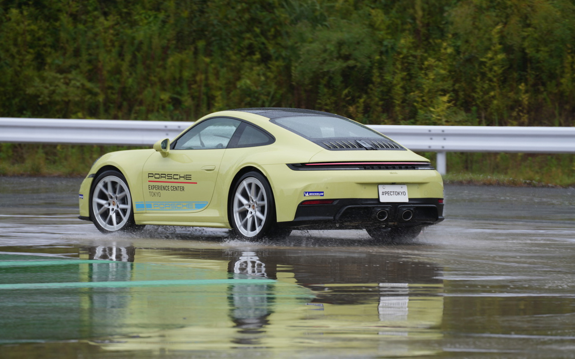 路面から水が出ていてタイヤに負担をかけずに練習することができる、ドリフトモジュール。この日は雨だったのでさらにジャバジャバで、フィギュアスケートのようにくるくるして楽しみました