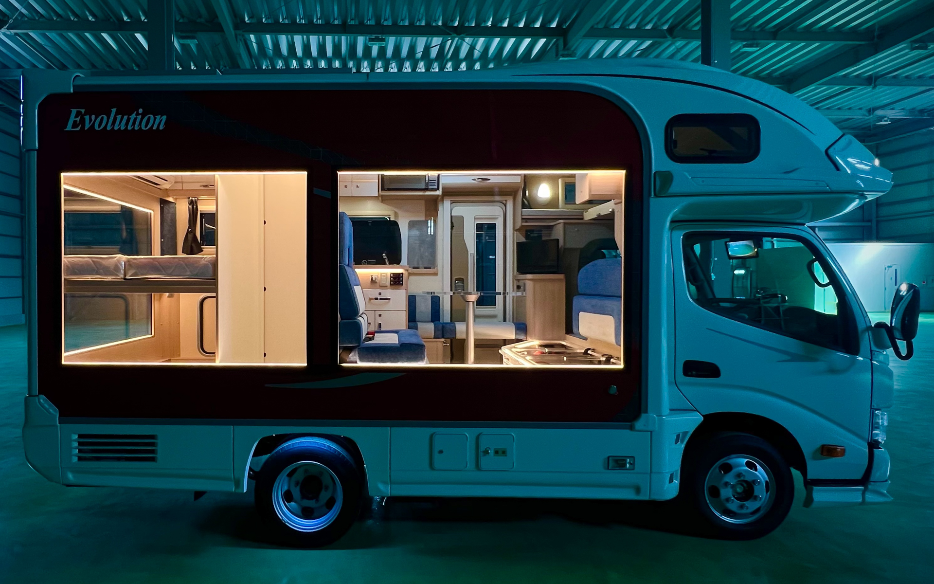 クレア HYPER EvolutionIII 5.3 Type-X・スケルトン仕様。断熱性や素材から環境面まで考えた次世代キャンピングカー