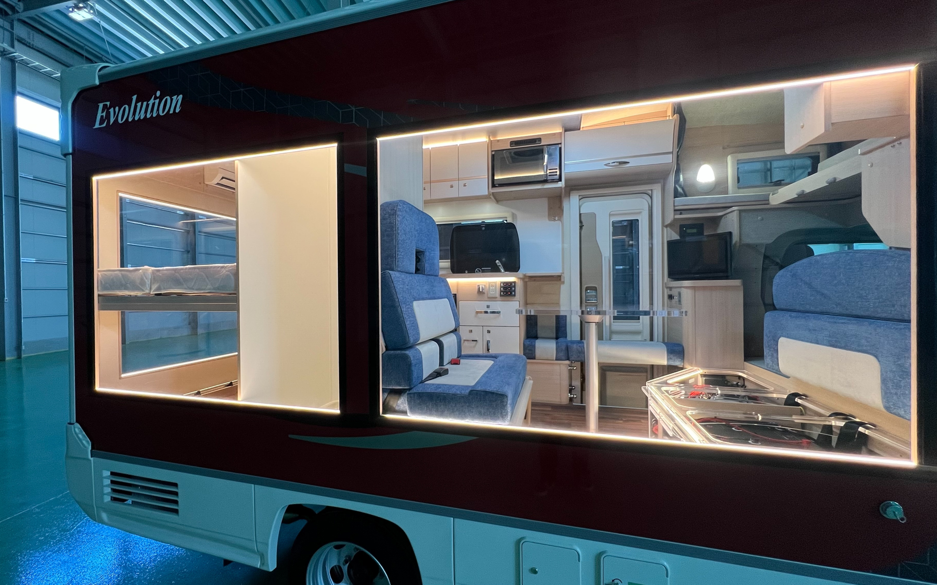 「セミダブルベッド」＋「大容量ラゲッジスペース」＋「快適ダイネット」のハイクラススタンダードモデルの5.3X