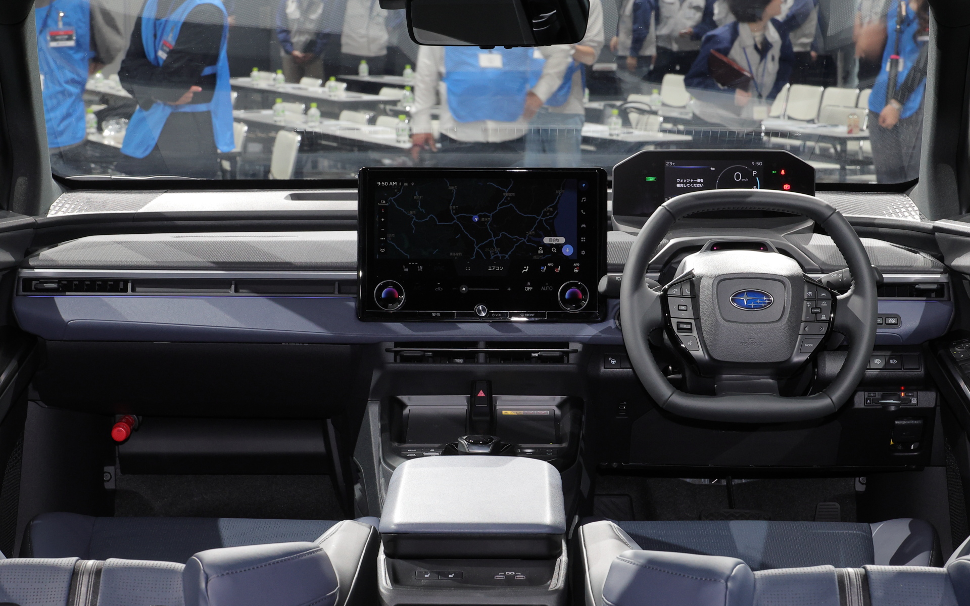 トレイルシーカーのインパネ。淡いブルーが用いられている