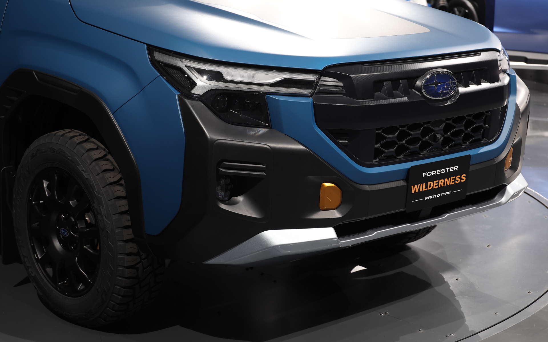 専用のフロントグリル＆バンパーや、オレンジの差し色を各所に用いている