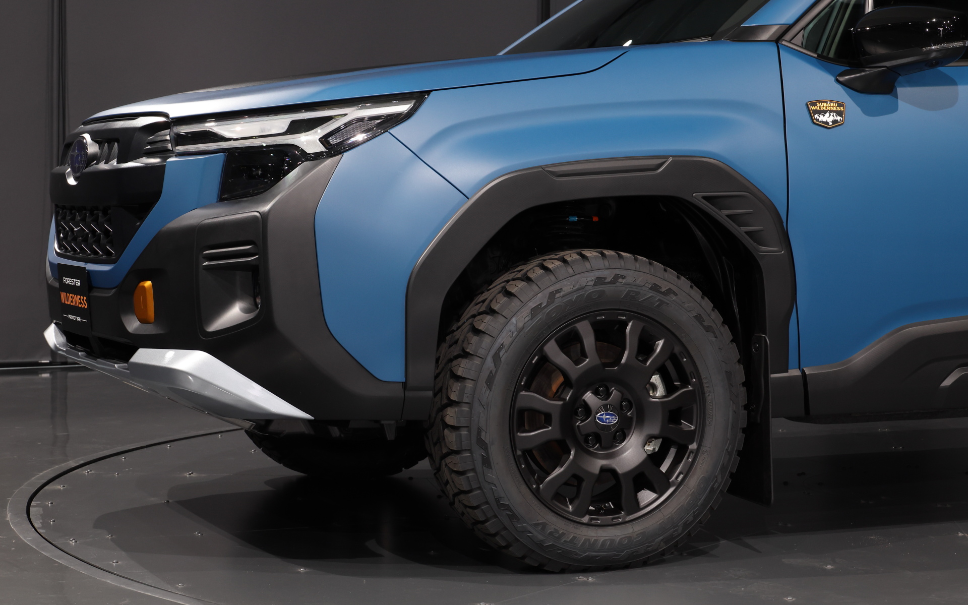 専用17インチホイールには、トーヨータイヤ「オープンカントリー R/T」を装着