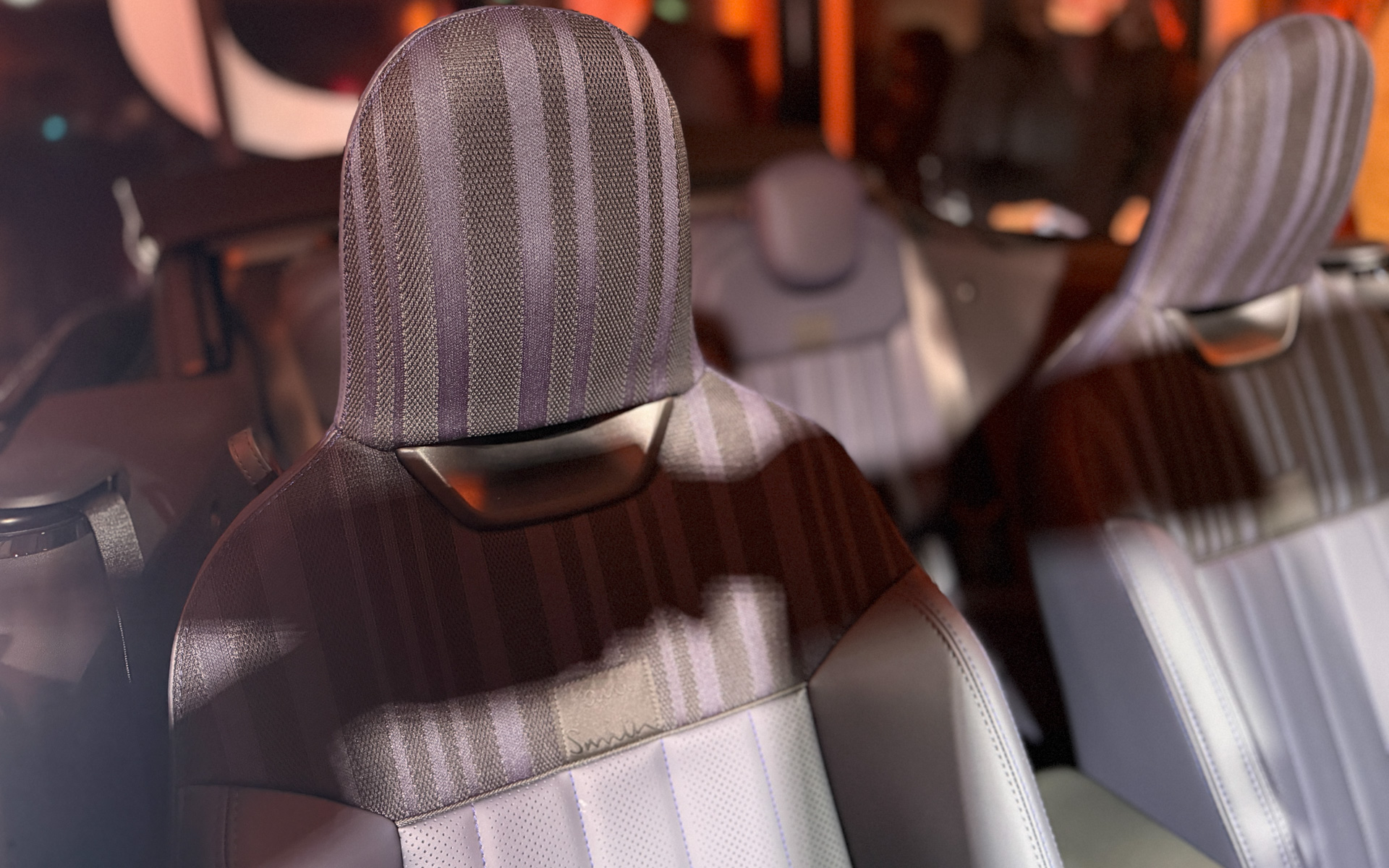 ホワイトのボディにグリル部分はグリーンを配色するコーディネート