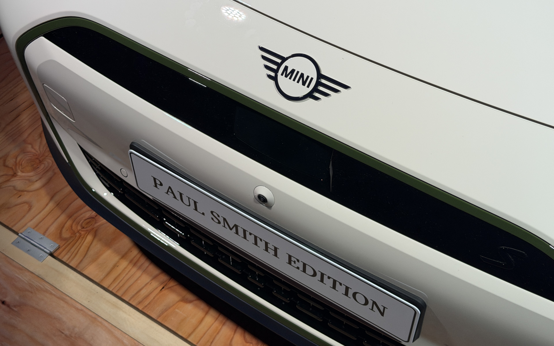 ホワイトのボディにグリル部分はグリーンを配色するコーディネート