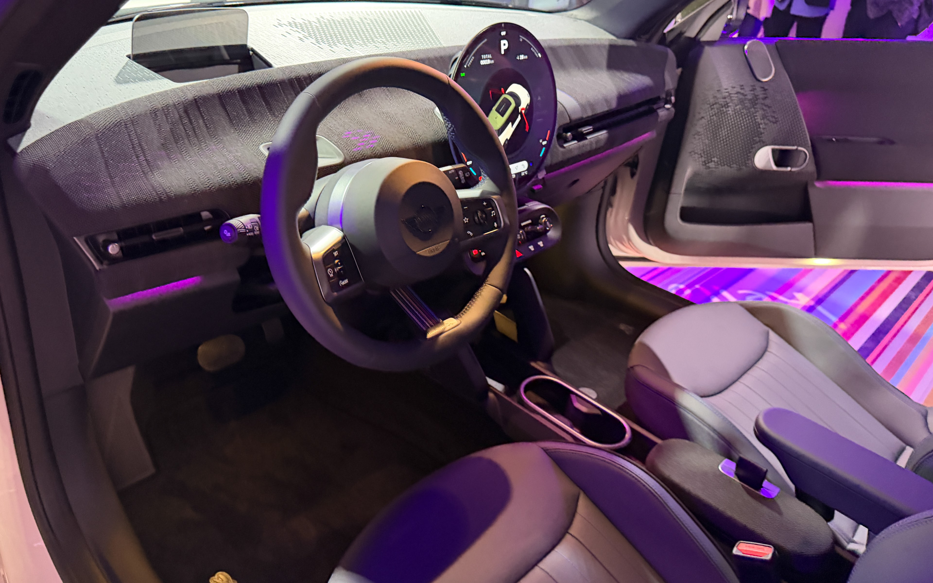 ホワイトのボディにグリル部分はグリーンを配色するコーディネート