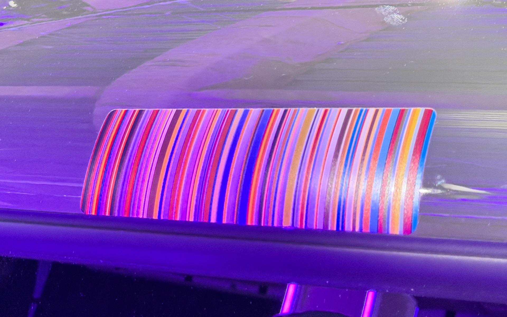 ルーフ部分にポール・スミスのブランドを象徴するカラーパレットをイメージした柄が配置される