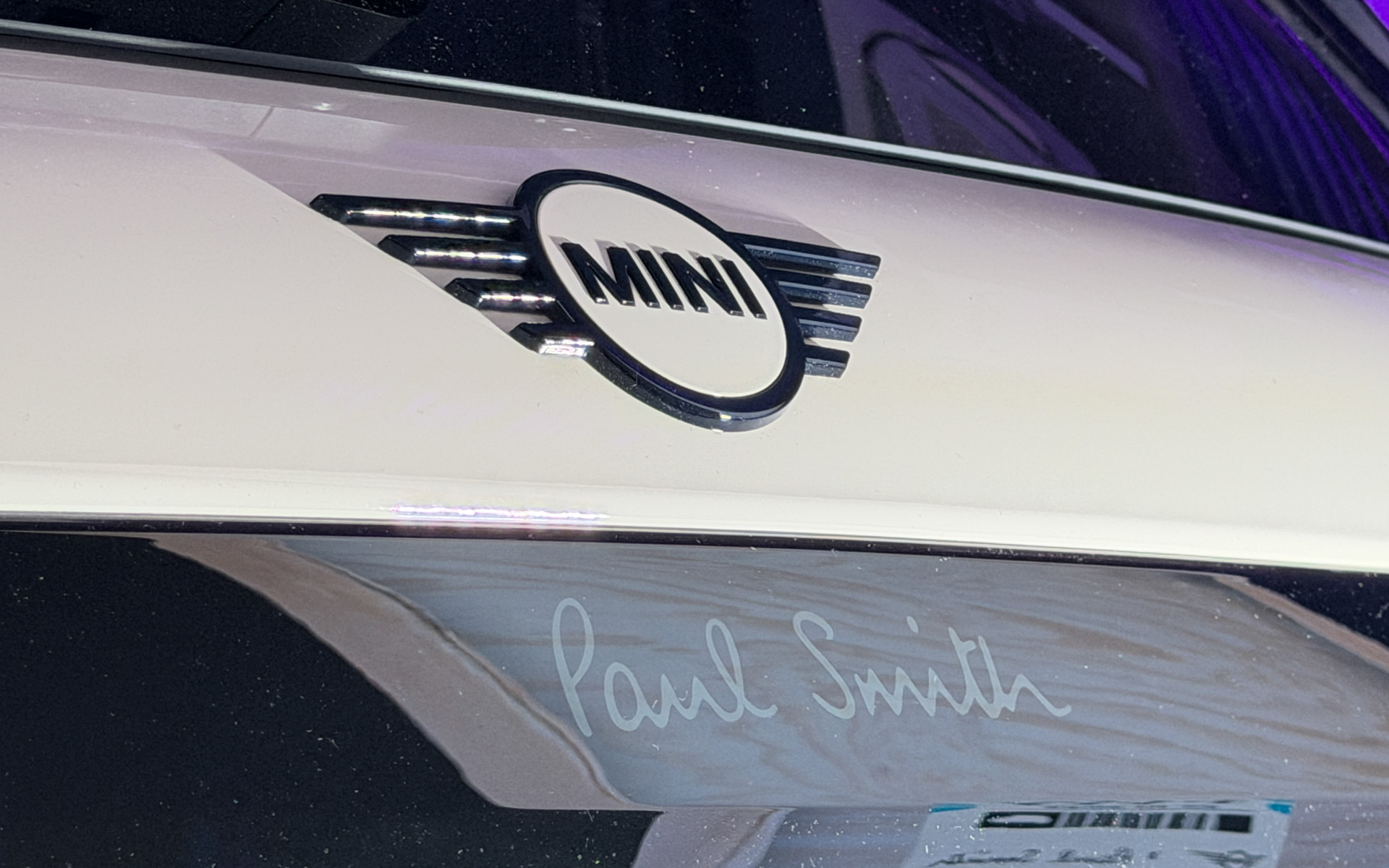 リア部分にポール・スミスのロゴが入る