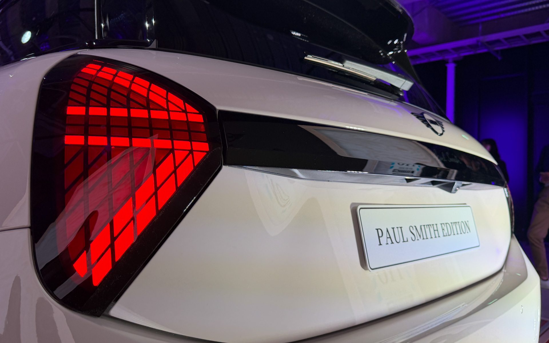 リア部分にポール・スミスのロゴが入る