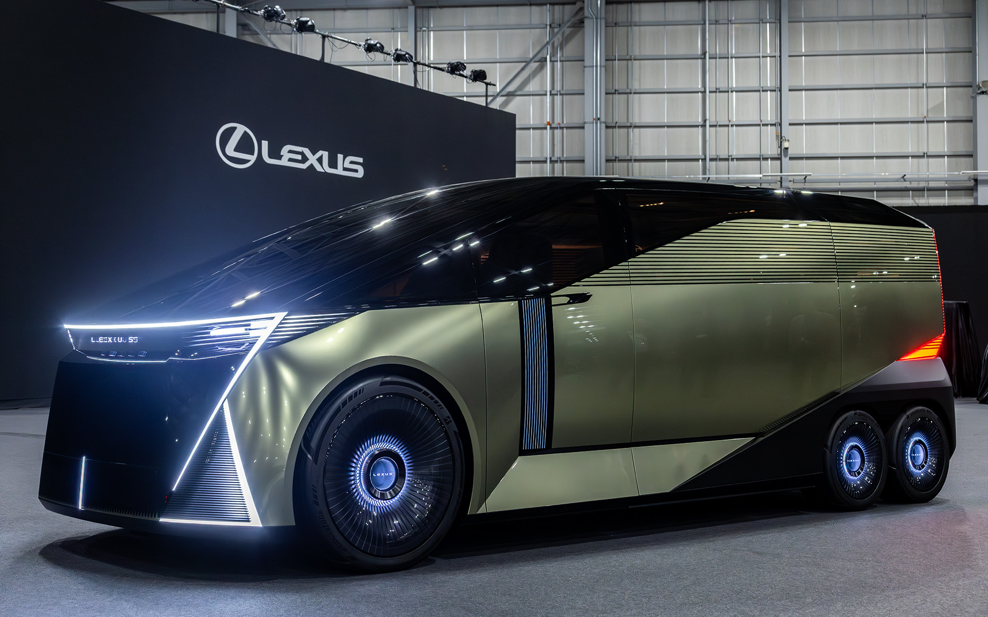 レクサスブースで世界初公開されたLSコンセプト