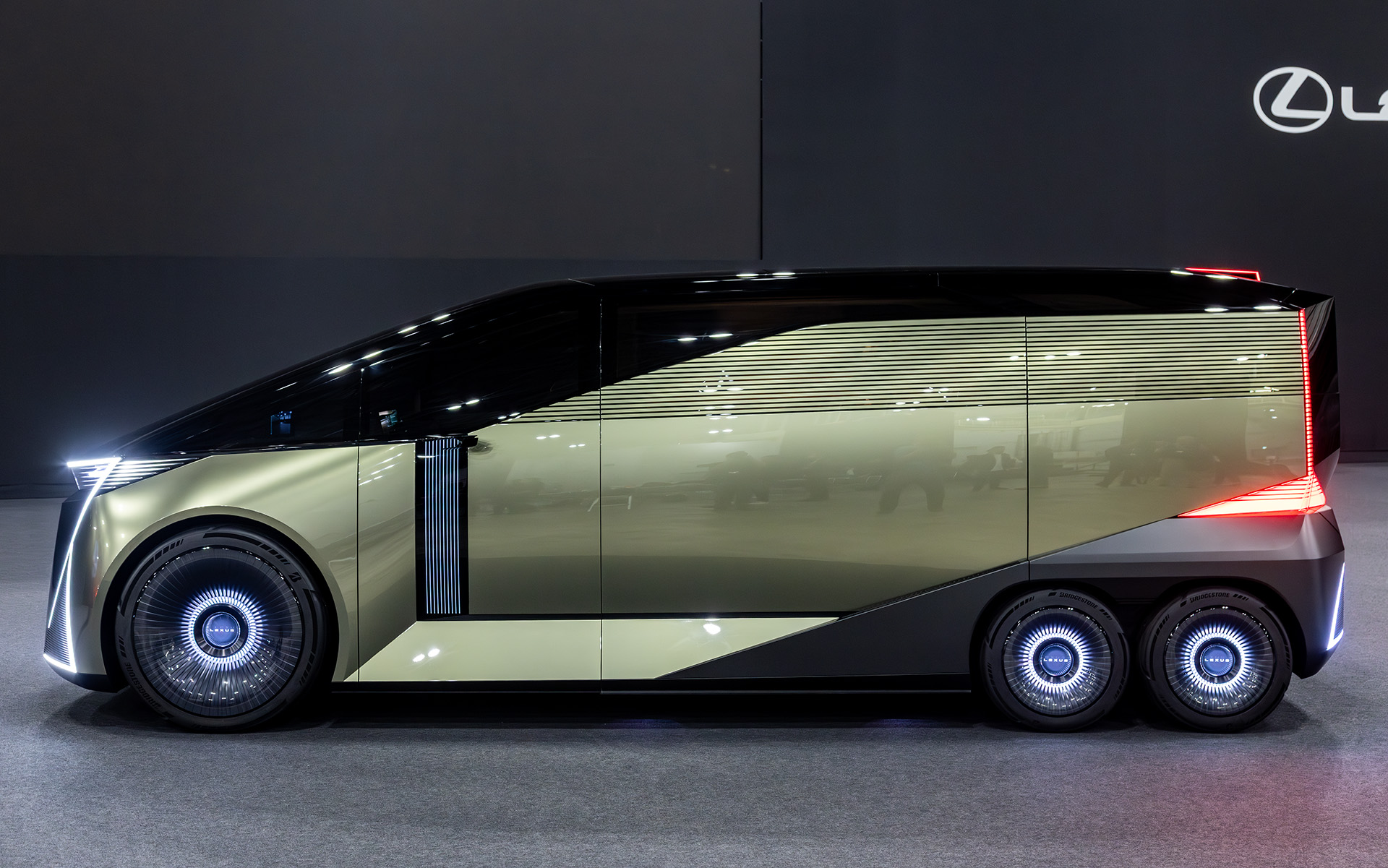 前2輪、後2輪となったレクサスLSコンセプト