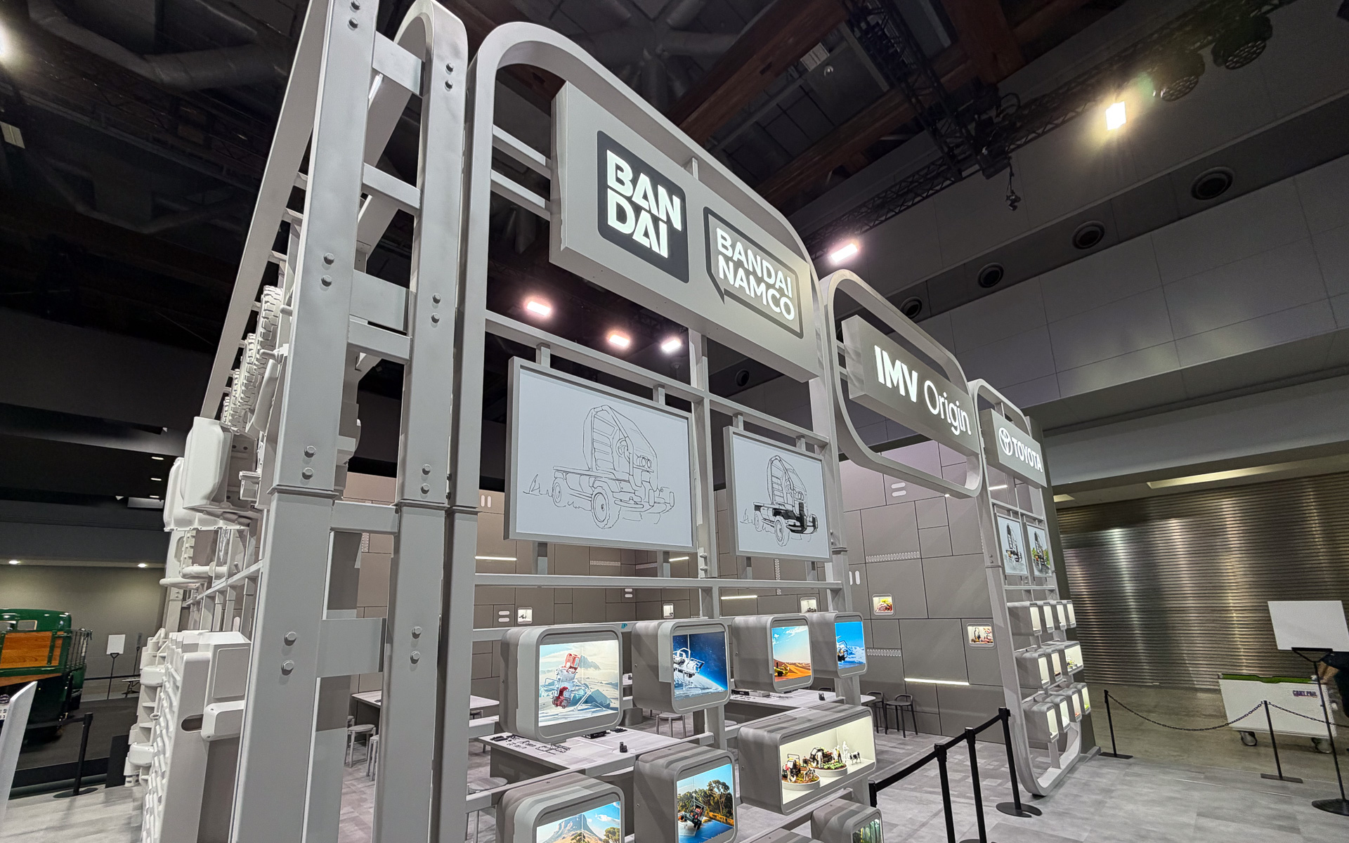 バンダイナムコとして模型の組み立てコーナーをトヨタブース内に用意